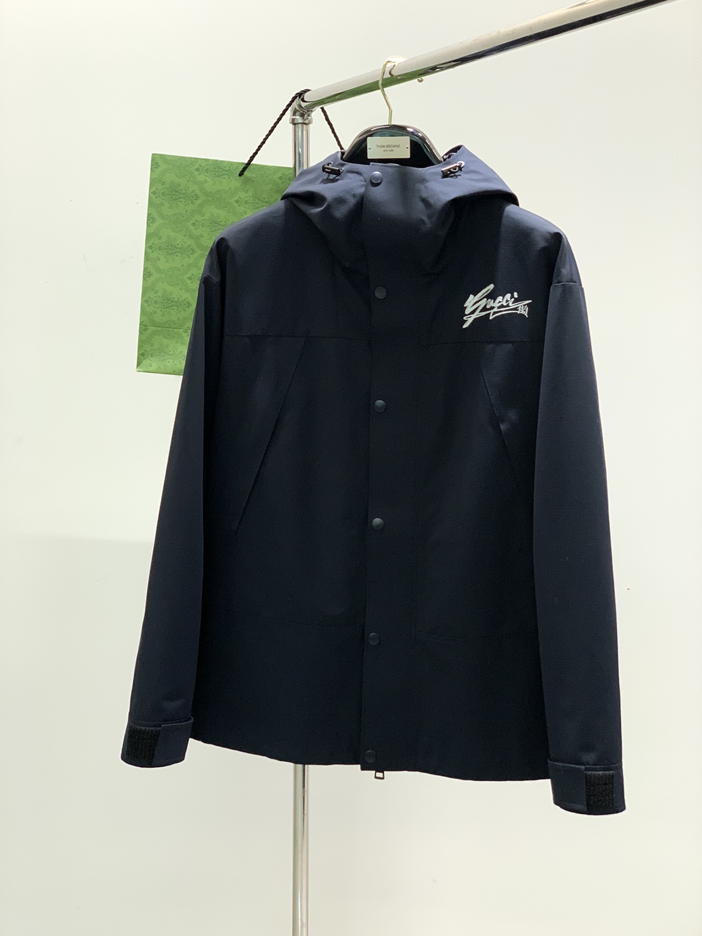 NO:117987,,Gucci, the latest model for spring 2025, available at the counter at the same time, original single product, fashionable and casual hooded jacket, very distinctive on the upper body!  Eye-catching and highlighted, imported original fabric, top-grade printing craft letter pattern decoration logo, original hardware and auxiliary decoration, simple but not lacking in fashion, classic and atmospheric, comfortable and breathable, handsome and stylish on the upper body, 2 colors recommended, code number M-3XL, gucci, gucci, jackets & coats, hats, alexander wang19860909,Gucci 古驰,2025春季最新款,专柜同步有售,原单狠货,时尚休闲连帽外套,上身很有特点！吸睛而有亮点,进口原版面料,顶级印花工艺字母图案装饰Logo,原版五金辅料装饰,简单而不失时尚,经典大气,舒适透气,上身帅气有型,2色推荐,码数M-3XL,,gucci,gucci,jackets & coats,hats,alexander wang,Men's clothing