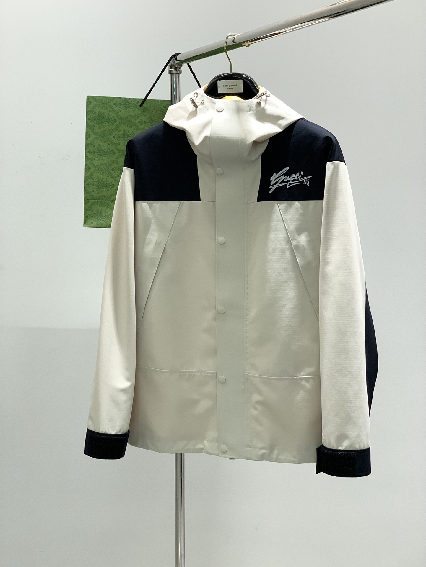 NO:162799,,Gucci, the latest model for spring 2025, available at the counter at the same time, original single product, fashionable and casual hooded jacket, very distinctive on the upper body!  Eye-catching and highlighted, imported original fabric, top-grade printing craft letter pattern decoration logo, original hardware and auxiliary decoration, simple but not lacking in fashion, classic and atmospheric, comfortable and breathable, handsome and stylish on the upper body, 2 colors recommended, code number M-3XL, gucci, gucci, jackets & coats, hats, alexander wang19860909,Gucci 古驰,2025春季最新款,专柜同步有售,原单狠货,时尚休闲连帽外套,上身很有特点！吸睛而有亮点,进口原版面料,顶级印花工艺字母图案装饰Logo,原版五金辅料装饰,简单而不失时尚,经典大气,舒适透气,上身帅气有型,2色推荐,码数M-3XL,,gucci,gucci,jackets & coats,hats,alexander wang,Men's clothing