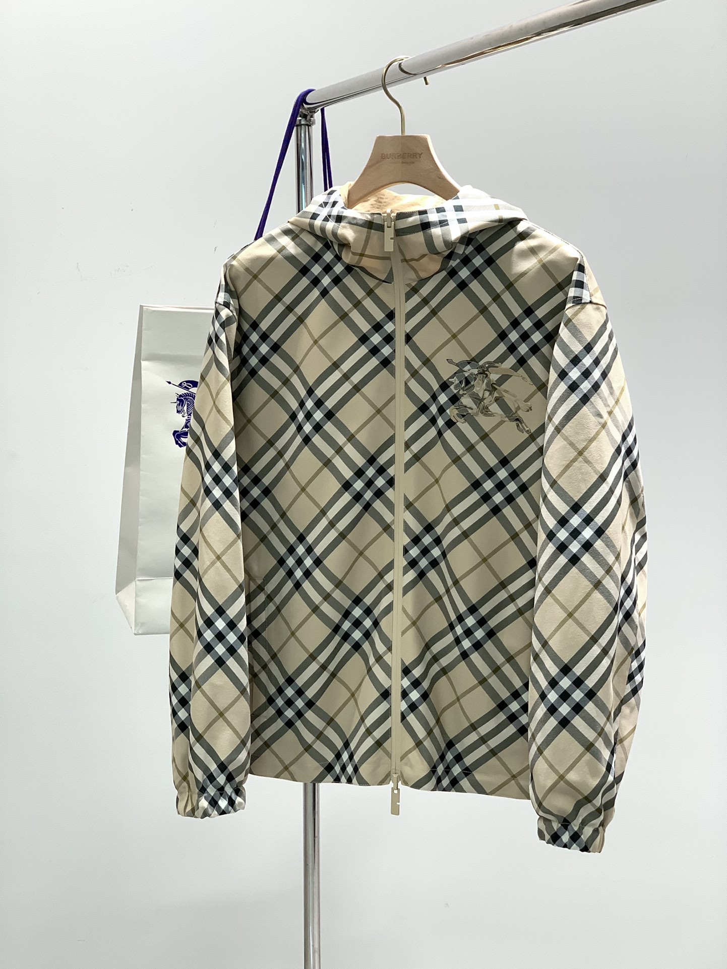 NO:117994,,Burberry Burberry, the latest products in spring 2025, available at the counter at the same time, original singles, fashionable and casual hooded jackets on both sides, imported original fabric, comfortable and breathable upper body, top-grade embroidery craft letter pattern decoration logo, original hardware and auxiliary materials decoration, extremely high grade, comfortable and versatile, top-body handsome, code M-3XL, burberry, burberry, jackets & coats, hats, alexander wang19860909,Burberry 巴宝莉,2025春季最新品,专柜同步有售,原单狠货,时尚休闲两面穿连帽外套,进口原版面料,上身舒适透气,顶级刺绣工艺字母图案装饰logo,原版五金辅料装饰,档次极高,舒适百搭,上身帅气十足,码数M-3XL,,burberry,burberry,jackets & coats,hats,alexander wang,Men's clothing