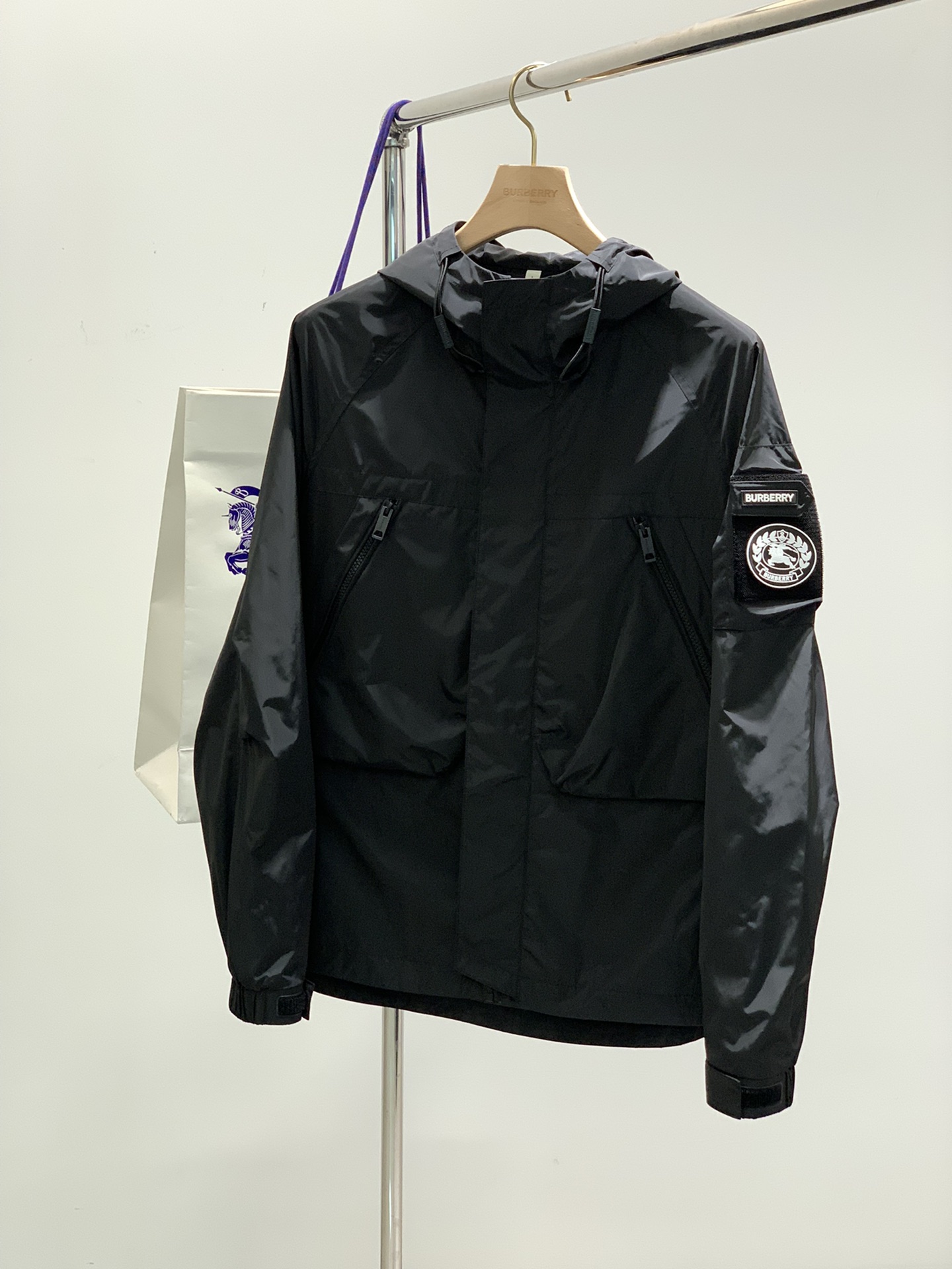 NO:117969,,Burberry Burberry, the latest products in spring 2025, available at the counter at the same time, original singles, fashionable and casual hooded jacket, imported original fabric, comfortable and breathable upper body, top-grade printing craft letter pattern decoration logo, original hardware and auxiliary materials decoration, extremely high grade, comfortable and versatile, handsome upper body, 2 colors recommendation, code number M-3XL, burberry, burberry, jackets & coats, hats, alexander wang19860909,Burberry 巴宝莉,2025春季最新品,专柜同步有售,原单狠货,时尚休闲连帽外套,进口原版面料,上身舒适透气,顶级印胶工艺字母图案装饰logo,原版五金辅料装饰,档次极高,舒适百搭,上身帅气十足,2色推荐,码数M-3XL,,burberry,burberry,jackets & coats,hats,alexander wang,Men's clothing