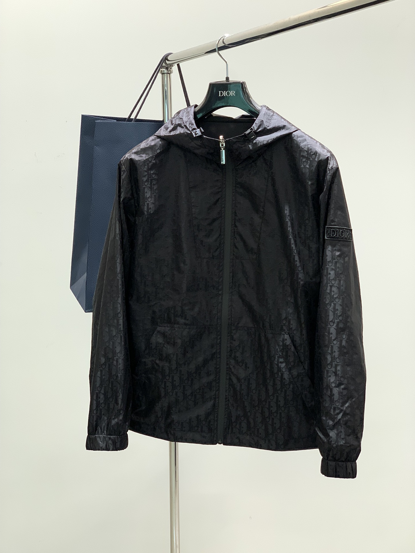 NO:117972,,Dior Dior, 2025 spring new product, available at the same time for counters, simple and fashionable casual hooded jackets on both sides, original imported fabrics, comfortable and breathable, top-level printing craft letter pattern logo, original hardware and auxiliary decoration, extremely high-end, unique design, fashionable and handsome on the upper body!  2 colors recommendation, code number M-3XL, dior, dior, jackets & coats, hats, alexander wang19860909,Dior 迪奥, 2025春季新品,专柜同步有售,简约时尚休闲两面穿连帽外套,原版进口面料,舒适透气,顶级印花工艺字母图案logo,原版五金辅料装饰,档次极高,独特设计,上身时尚帅气！2色推荐,码数M-3XL,,dior,dior,jackets & coats,hats,alexander wang,Men's clothing