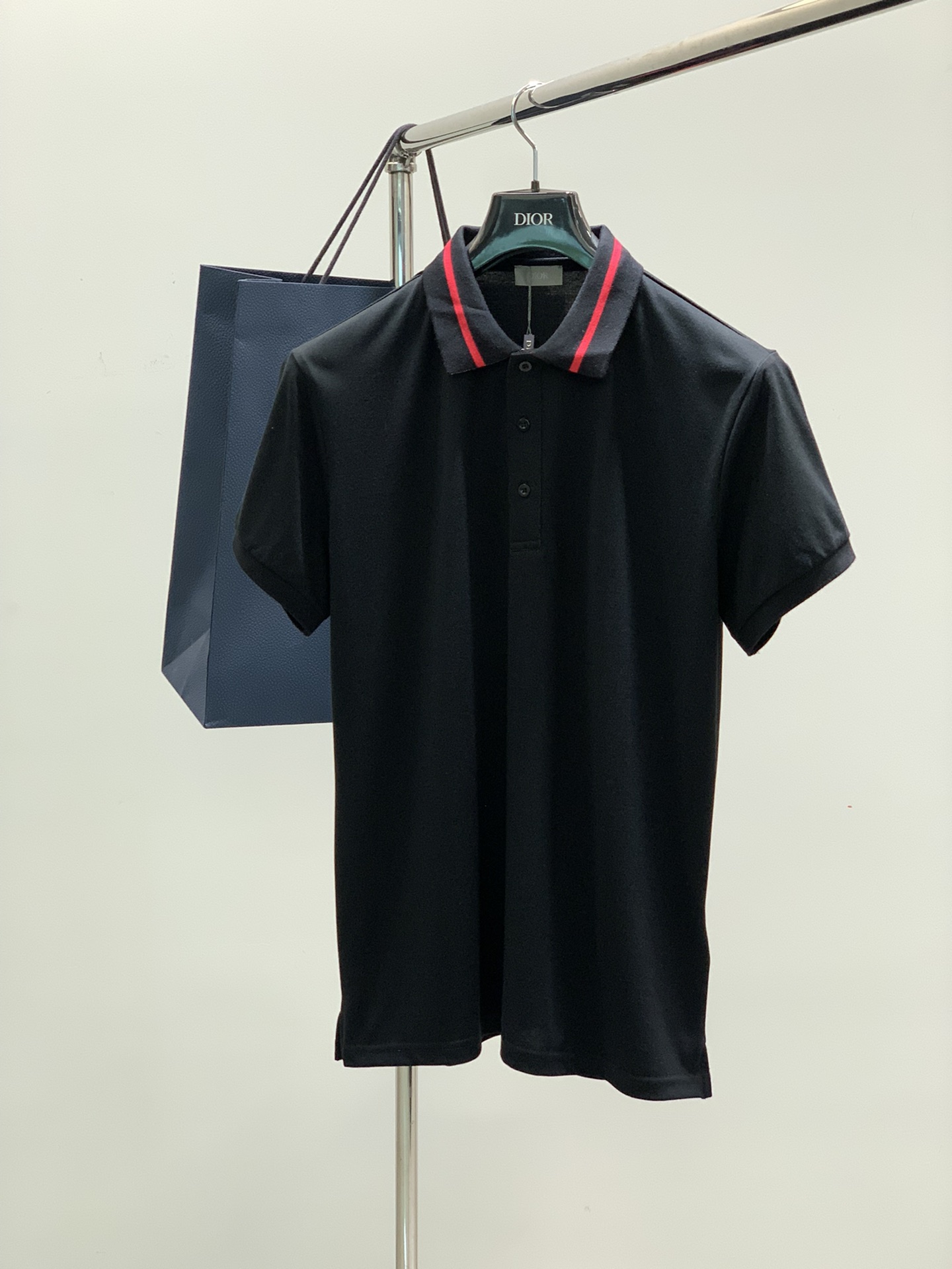 NO:117990,,Dior Dior, 2025 summer new product, available at the same time for counters, simple and fashionable casual lapel short-sleeved T-shirt, original imported fabric, comfortable and breathable, top-grade embroidery craft letter pattern logo, extremely high-end, unique design, fashionable and handsome on the upper body!  3 colors recommendation, code number M-3XL, dior, dior, T-shirt, tees, t-shirt, alexander wang19860909,Dior 迪奥, 2025夏季新品,专柜同步有售,简约时尚休闲翻领短袖T恤,原版进口面料,舒适透气,顶级刺绣工艺字母图案logo,档次极高,独特设计,上身时尚帅气！3色推荐,码数M-3XL,,dior,dior,T-shirt,tees，t-shirt,alexander wang,Men's clothing