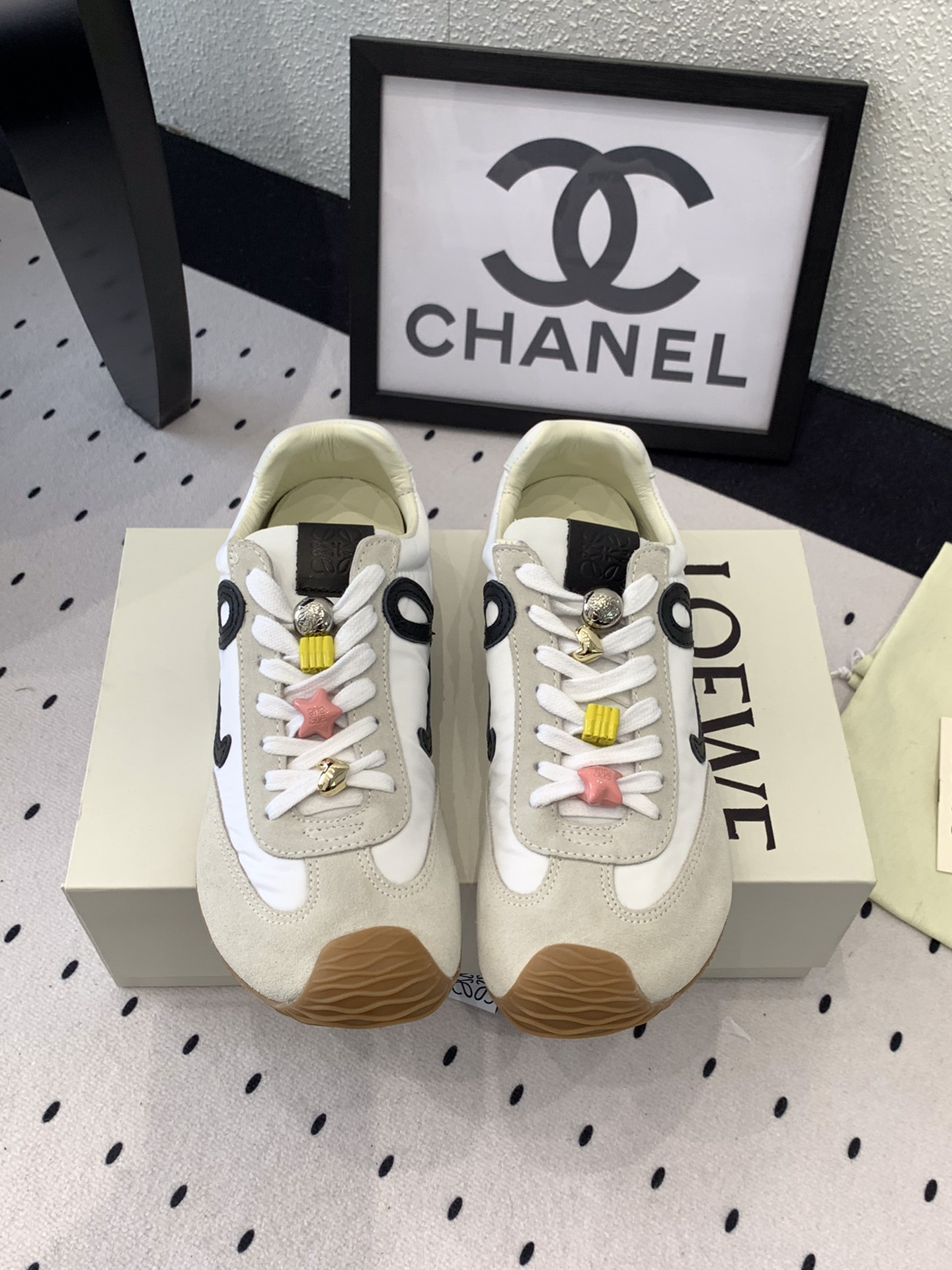 NO:164337,Loewe's new casual shoes top version new color matching retro series running shoes light and comfortable new color matching Super suitable for spring and summer wear Calfskin/split nylon cloth/suede imported soft sheepskin outsole outsole EVA two-color combination rubber outsole Size35-40, casual shoes/sports shoes, loewe, loewe, loewe, sneakers, cowhide, sheepskin, chamois leather19860909Loewe罗意威新款休闲鞋 顶级版本 全新配色复古系列跑鞋 轻便舒适的全新颜色搭配 超级适合春夏穿搭 鞋面小牛皮/拼接尼龙布/麂皮 内里进口柔软绵羊皮 大底EVA双色组合橡胶大底 Size35-40,休闲鞋/运动鞋,loewe,loewe,sneakers,cowhide,sheepskin,chamois leather,Women's Shoes