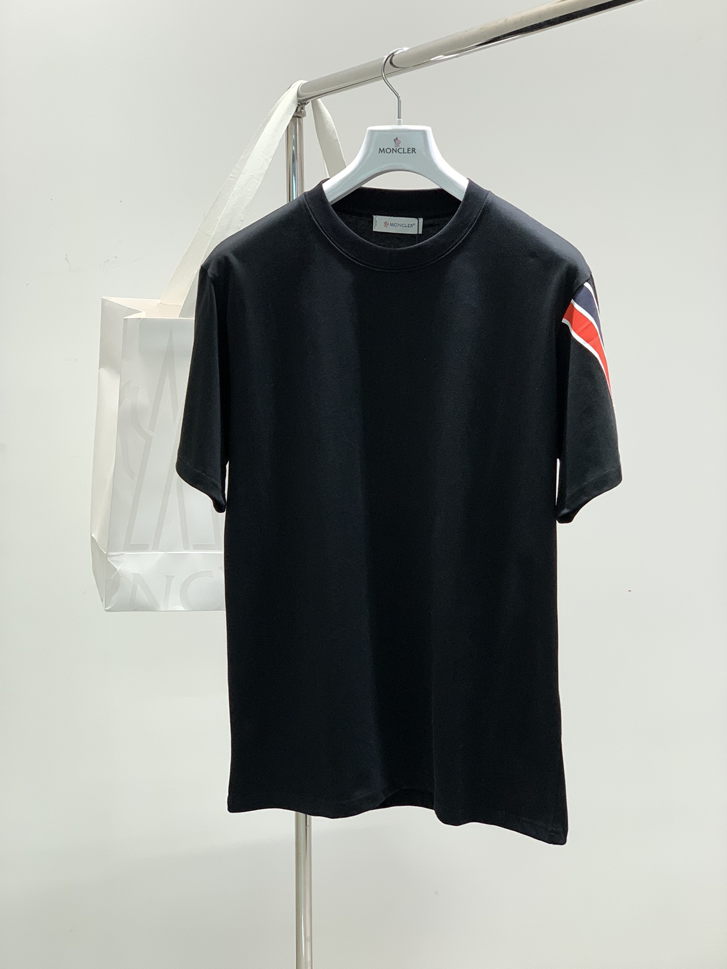 NO:117988,,Moncler hood, the latest 2025 summer product, available at the same time for counters, original single ruthless goods, fashionable and casual round neck short-sleeved T-shirt, comfortable upper body!  Eye-catching and highlighted, using imported original fabric, top-grade embroidery craft letter pattern logo, simple but not lacking in fashion, fashionable and handsome on the upper body, 2 colors recommended, code number XS-L, christian louboutin, Moncler, T-shirt, tees, t-shirt, alexander wang19860909,Moncler 蒙口,2025夏季最新品,专柜同步有售,原单狠货,时尚休闲圆领短袖T恤,上身舒适！吸睛而有亮点,采用进口原版面料,顶级刺绣工艺字母图案logo,简单而不失时尚,上身时尚帅气,2色推荐,码数XS-L,,christian louboutin,Moncler,T-shirt,tees，t-shirt,alexander wang,Men's clothing