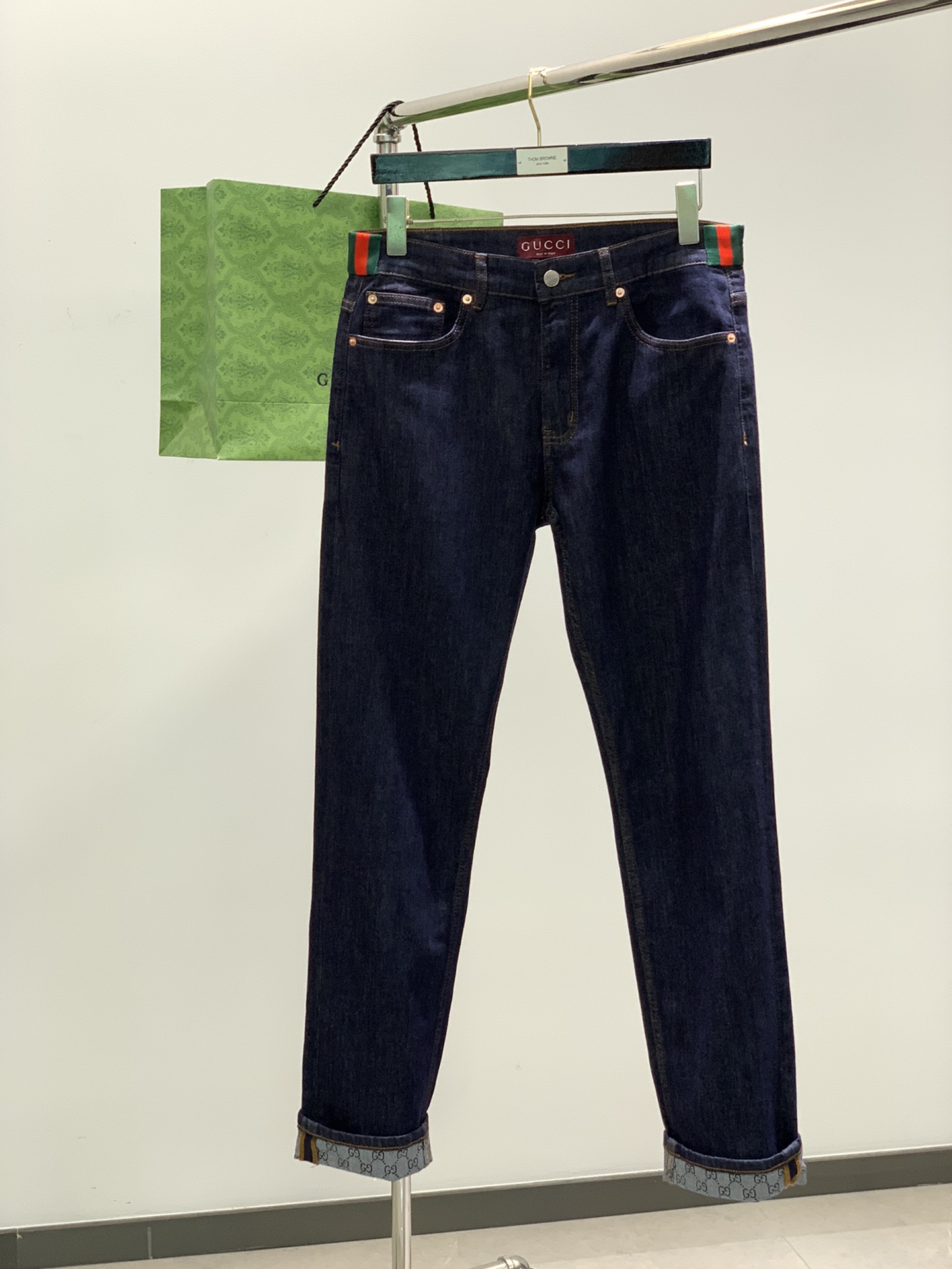 NO:117979,,GUCCI Gucci, the latest products in spring 2025, special counters are available at the same time, original singles, washable casual jeans, imported original washing elastic fabric, comfortable and elastic, unique design style, top-level printing craft letter pattern logo, original hardware and auxiliary decoration, extremely high grade, handsome and stylish upper body, 29-38,,gucci,gucci,jeans,alexander wang19860909,GUCCI 古驰,2025春最新品,专柜同步有售,原单狠货,水洗休闲牛仔裤,进口原版水洗弹力面料,舒适有弹性,独特设计风格,顶级印花工艺字母图案logo,原版五金辅料装饰,档次极高,上身帅气有型,码数29-38,,gucci,gucci,jeans,alexander wang,Men's clothing