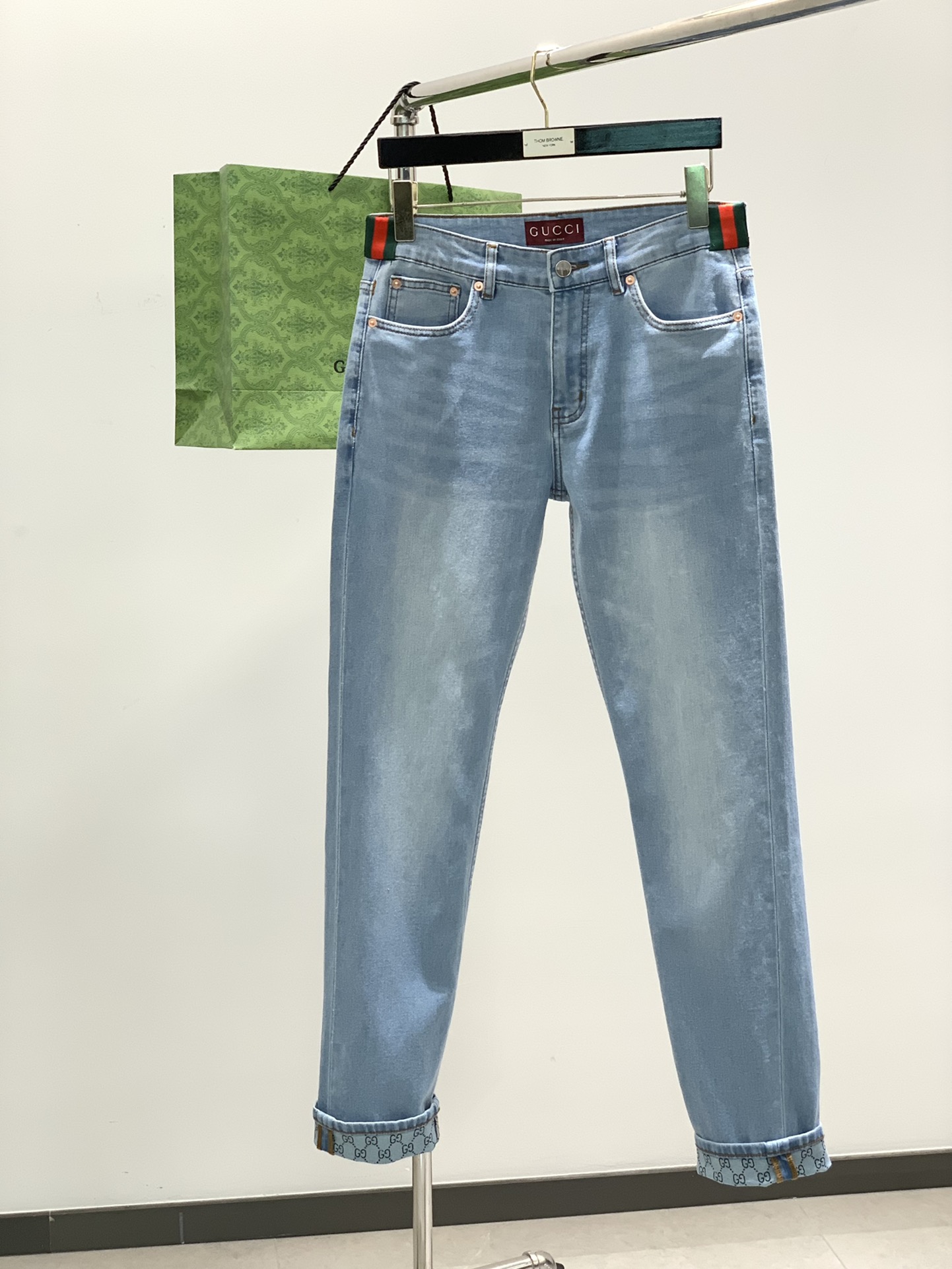 NO:117996,,GUCCI Gucci, the latest products in spring 2025, special counters are available at the same time, original singles, washable casual jeans, imported original washing elastic fabric, comfortable and elastic, unique design style, top-grade printing craft letter pattern logo, original hardware and auxiliary decoration, extremely high grade, handsome and stylish upper body, 29-38,,gucci,gucci,jeans,alexander wang19860909,GUCCI 古驰,2025春最新品,专柜同步有售,原单狠货,水洗休闲牛仔裤,进口原版水洗弹力面料,舒适有弹性,独特设计风格,顶级印花工艺字母图案logo,原版五金辅料装饰,档次极高,上身帅气有型,码数29-38,,gucci,gucci,jeans,alexander wang,Men's clothing