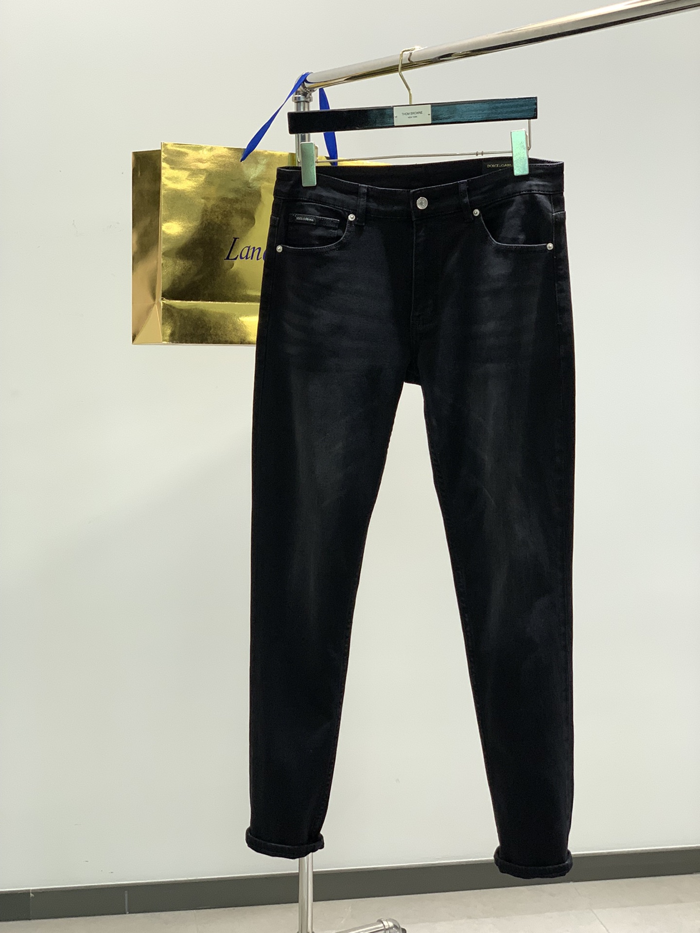 NO:117973,,DOLCE&GABBANA, the latest products for spring 2025, the official website counter is available at the same time, original singles, super stylish jeans, customized original washing denim fabric, top-grade embroidery craft letter pattern logo, original hardware and auxiliary decoration, unique design style, extremely outstanding jeans, the materials and craftsmanship are extremely luxurious and exquisite, the grade is extremely high, the upper body is handsome and stylish, the number of 29-38, Dolce&Gabbana, Dolce&Gabbana, jeans, alexander wang19860909,DOLCE&GABBANA 杜嘉班纳,2025春季最新品,官网专柜同步有售,原单狠货,超级有范儿的一款牛仔裤,定制原版水洗牛仔面料,顶级刺绣工艺字母图案logo,原版五金辅料装饰,独特设计风格,极为翘楚的一款牛仔裤,用料与工艺都极致奢华精湛,档次极高,上身帅气有型,码数29-38,,Dolce&Gabbana,Dolce&Gabbana,jeans,alexander wang,Men's clothing