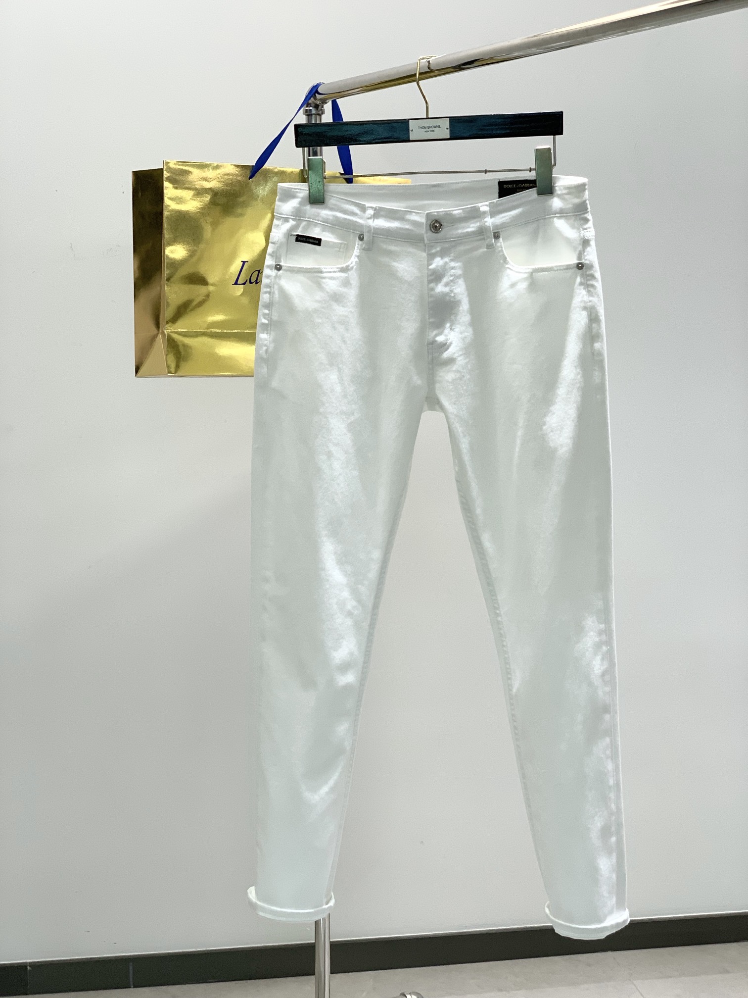 NO:117984,,DOLCE&GABBANA, the latest products for spring 2025, the official website counter is available at the same time, original singles, super stylish jeans, customized original washing denim fabric, top-grade embroidery craft letter pattern logo, original hardware and auxiliary decoration, unique design style, extremely outstanding jeans, the materials and craftsmanship are extremely luxurious and exquisite, the grade is extremely high, the upper body is handsome and stylish, the number of 29-38, Dolce&Gabbana, Dolce&Gabbana, jeans, alexander wang19860909,DOLCE&GABBANA 杜嘉班纳,2025春季最新品,官网专柜同步有售,原单狠货,超级有范儿的一款牛仔裤,定制原版水洗牛仔面料,顶级刺绣工艺字母图案logo,原版五金辅料装饰,独特设计风格,极为翘楚的一款牛仔裤,用料与工艺都极致奢华精湛,档次极高,上身帅气有型,码数29-38,,Dolce&Gabbana,Dolce&Gabbana,jeans,alexander wang,Men's clothing