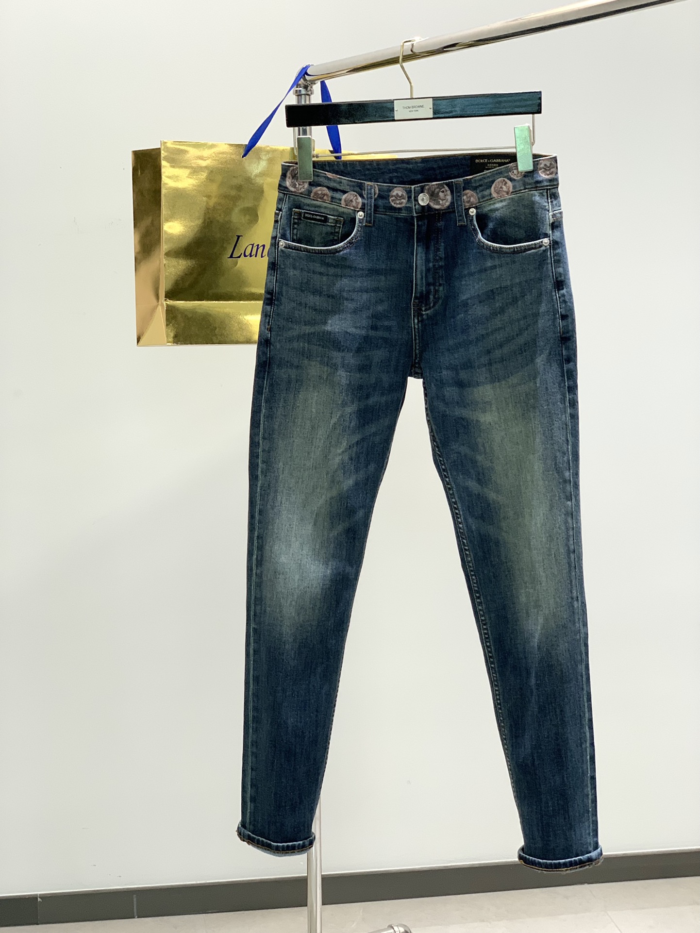 NO:117975,,DOLCE&GABBANA, the latest products for spring 2025, the official website counter is available at the same time, original singles, super stylish jeans, customized original washing denim fabric, top-grade embroidery craft letter pattern logo, original hardware and auxiliary decoration, unique design style, extremely outstanding jeans, the materials and craftsmanship are extremely luxurious and exquisite, the grade is extremely high, the upper body is handsome and stylish, the number of 29-38, Dolce&Gabbana, Dolce&Gabbana, jeans, alexander wang19860909,DOLCE&GABBANA 杜嘉班纳,2025春季最新品,官网专柜同步有售,原单狠货,超级有范儿的一款牛仔裤,定制原版水洗牛仔面料,顶级刺绣工艺字母图案logo,原版五金辅料装饰,独特设计风格,极为翘楚的一款牛仔裤,用料与工艺都极致奢华精湛,档次极高,上身帅气有型,码数29-38,,Dolce&Gabbana,Dolce&Gabbana,jeans,alexander wang,Men's clothing