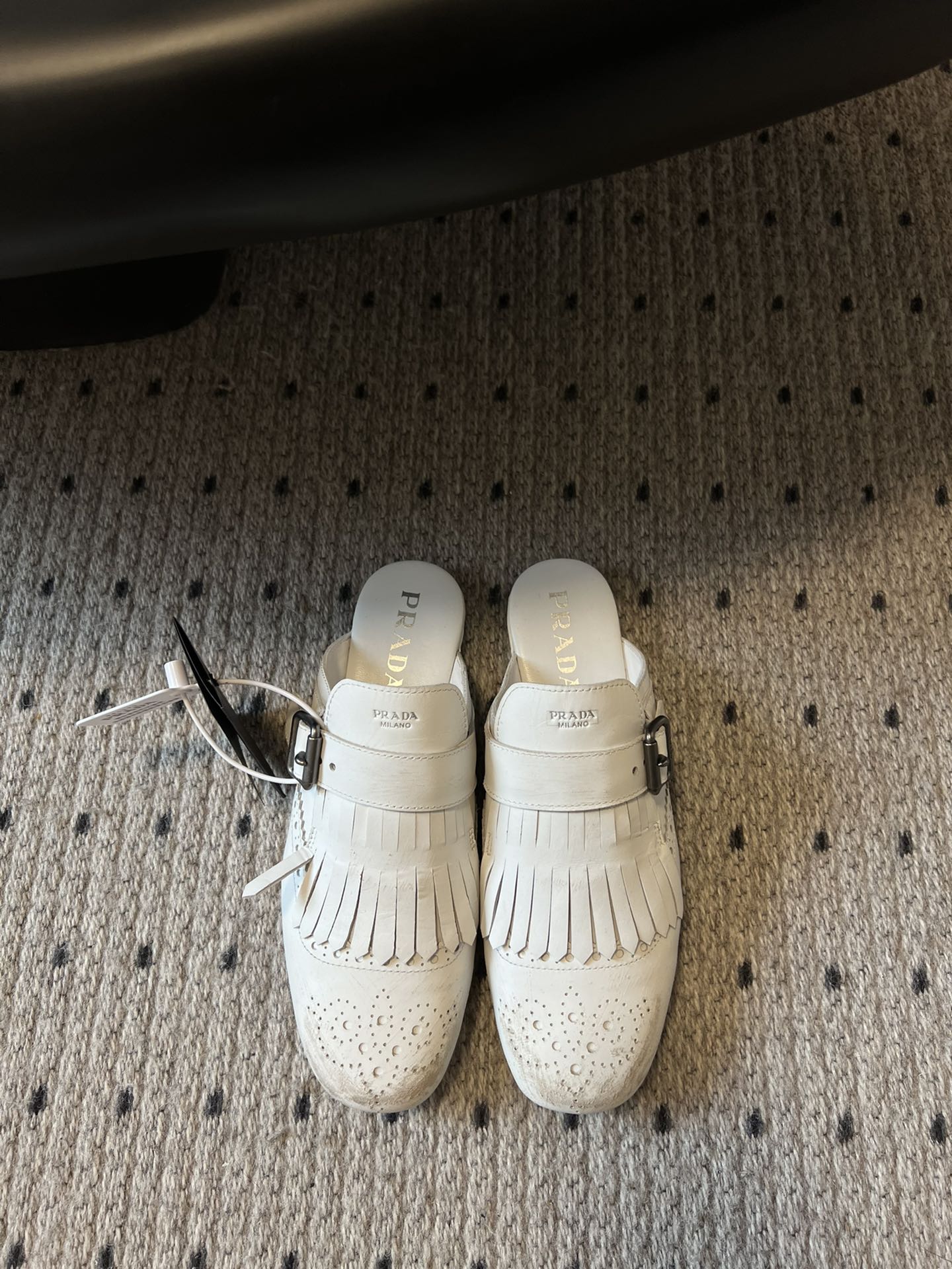 NO:235306,Top quality Prad* 25ss Prada catwalk retro tassel semi-drag, hot!  The catwalk style is retro and fashionable, casual and versatile, fashionable and casual, unique taste, everyone loves and easily controls it. It will explode every year. It is enough to conquer you, wear it, casual and fashionable, both without mistakes, simple and handsome on the feet, imported calfskin, inner foot pad, transparent sheepskin, soft and delicate rubber beef tendon thick bottom, standard number: 35-41 (41 custom made without return), semi-torque, prada, prada, cowhide, sheepskin19860909顶级品质 Prad* 25ss 普拉达走秀款复古流苏半拖 爆款！走秀款 复古感时髦满满 随意百搭 时尚休闲 独到味道,人人都爱也轻松驾驭 每年都会爆.足以征服你,穿上它,休闲时髦 两不失误 上脚简单帅气 面料进口小牛皮 内里垫脚透染羊皮柔软细腻 橡胶牛筋厚底 标准码数:35-41（41定制不退换),半拖,prada,prada,cowhide,sheepskin,Women's Shoes