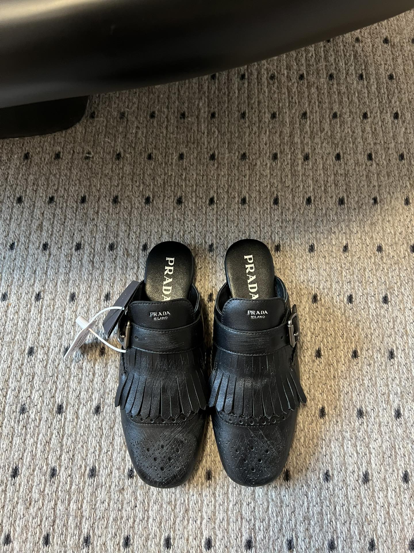 NO:235304,Top quality batch Prad* 25ss Prada catwalk retro tassel shoes hits!  The catwalk style is retro and fashionable, casual and versatile, fashionable and casual, unique taste, everyone loves and easily controls it. It will explode every year. It is enough to conquer you, wear it, casual and fashionable, both without mistakes, simple and handsome on the feet, imported calfskin, inner foot pad, transparent sheepskin soft and delicate, rubber beef tendon thick bottom, standard number: 35-41 (41 custom-made, non-return, semi-torque, prada, prada, cowhide, sheepskin19860909顶级品质批 Prad* 25ss 普拉达走秀款复古流苏单鞋 爆款！走秀款 复古感时髦满满 随意百搭 时尚休闲 独到味道,人人都爱也轻松驾驭 每年都会爆.足以征服你,穿上它,休闲时髦 两不失误 上脚简单帅气 面料进口小牛皮 内里垫脚透染羊皮柔软细腻 橡胶牛筋厚底 标准码数:35-41（41定制不退换,半拖,prada,prada,cowhide,sheepskin,Women's Shoes