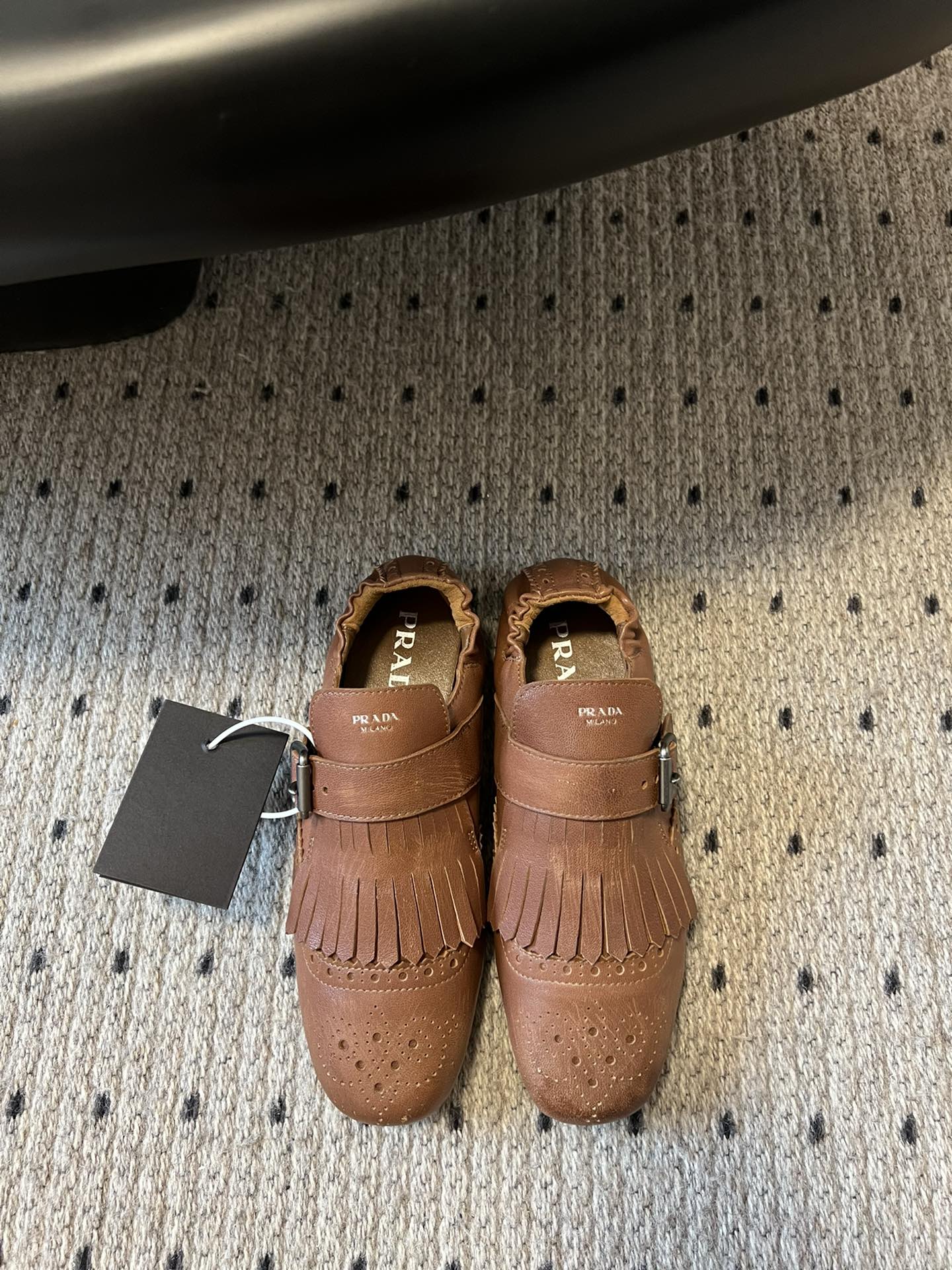 NO:235300,Top quality batch Prad* 25ss Prada catwalk retro tassel shoes hits!  The catwalk style is retro and fashionable, casual and versatile, fashionable and casual, unique taste, everyone loves and easily controls it. It will explode every year. It is enough to conquer you, wear it, casual and fashionable, both without mistakes, simple and handsome on the feet, imported calfskin, inner foot pad, transparent sheepskin soft and delicate, rubber beef tendon thick bottom, standard number: 35-41 (41 custom-made, non-return, semi-torque, prada, prada, cowhide, sheepskin19860909顶级品质批 Prad* 25ss 普拉达走秀款复古流苏单鞋 爆款！走秀款 复古感时髦满满 随意百搭 时尚休闲 独到味道,人人都爱也轻松驾驭 每年都会爆.足以征服你,穿上它,休闲时髦 两不失误 上脚简单帅气 面料进口小牛皮 内里垫脚透染羊皮柔软细腻 橡胶牛筋厚底 标准码数:35-41（41定制不退换,半拖,prada,prada,cowhide,sheepskin,Women's Shoes