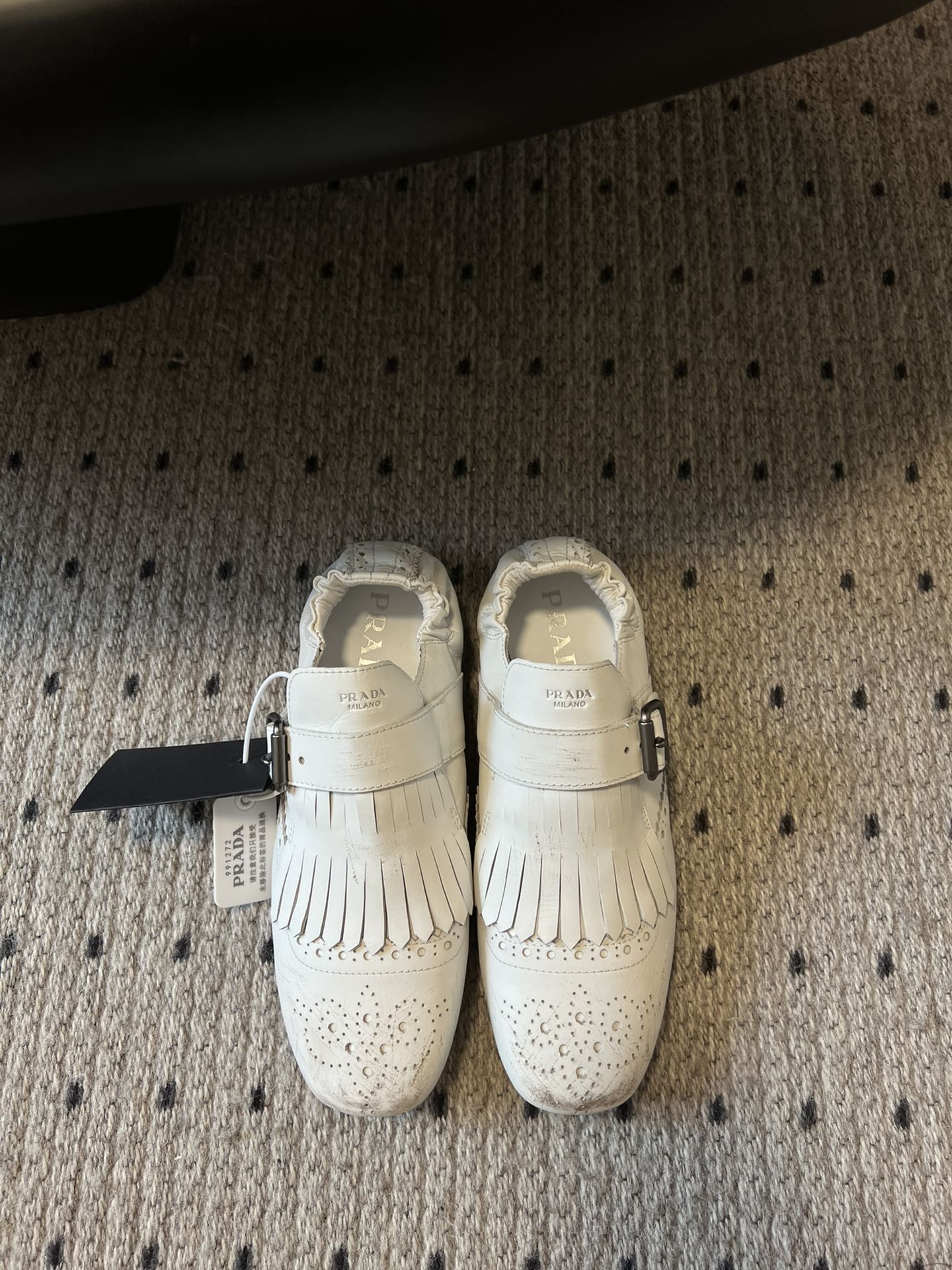 NO:235302,Top quality Prad* 25ss Prada catwalk retro tassel shoes hits!  The catwalk style is retro and fashionable, casual and versatile, fashionable and casual, unique taste, everyone loves and easily controls it. It will explode every year. It is enough to conquer you, wear it, casual and fashionable, both without mistakes, simple and handsome on the feet, imported calfskin, inner foot pad, transparent sheepskin soft and delicate, rubber beef tendon thick bottom, standard number: 35-41 (41 custom-made, non-return, semi-torque, prada, prada, cowhide, sheepskin19860909顶级品质 Prad* 25ss 普拉达走秀款复古流苏单鞋 爆款！走秀款 复古感时髦满满 随意百搭 时尚休闲 独到味道,人人都爱也轻松驾驭 每年都会爆.足以征服你,穿上它,休闲时髦 两不失误 上脚简单帅气 面料进口小牛皮 内里垫脚透染羊皮柔软细腻 橡胶牛筋厚底 标准码数:35-41（41定制不退换,半拖,prada,prada,cowhide,sheepskin,Women's Shoes