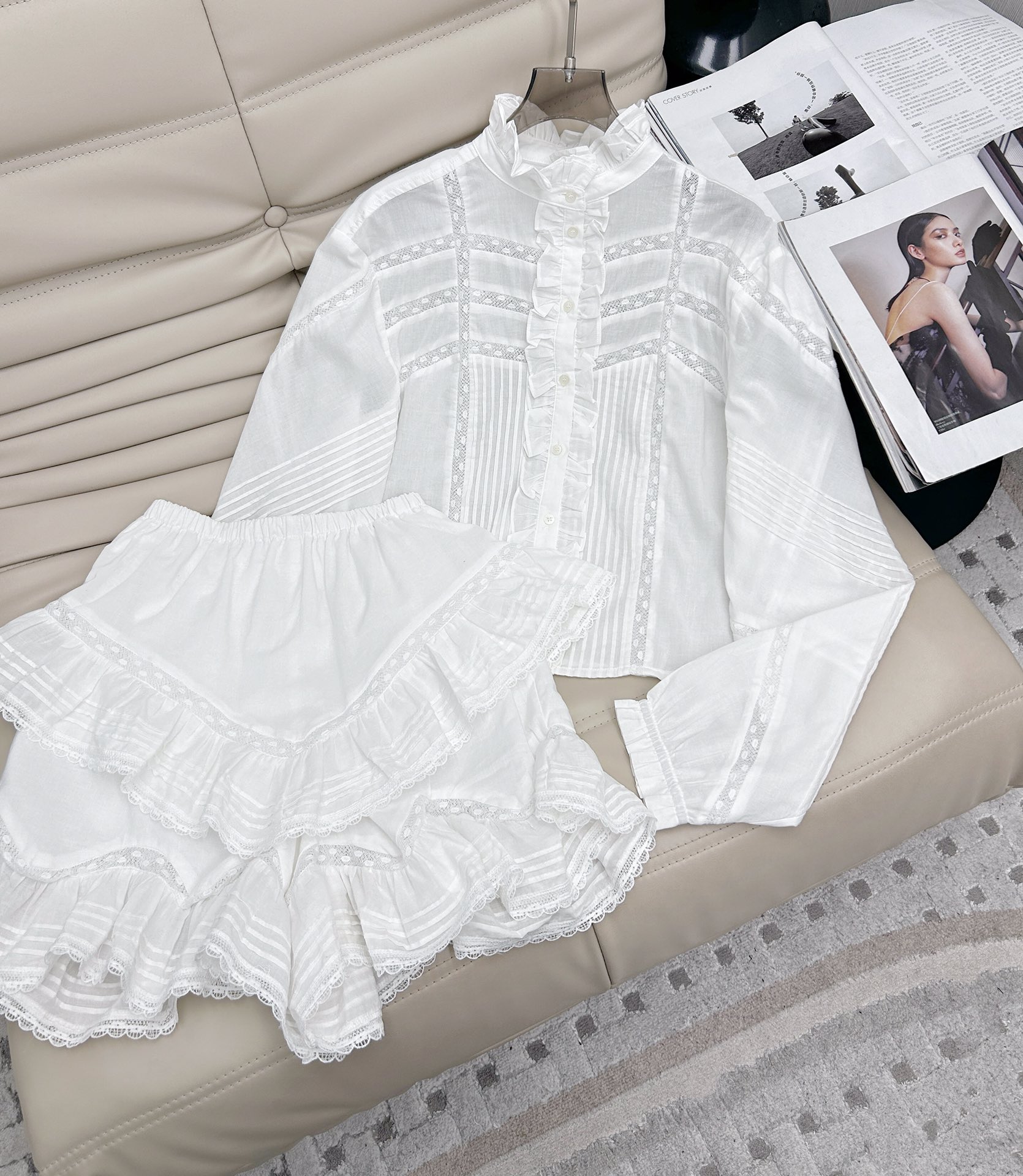 NO:307114,New style of top half skirt in the year, ZM new fashionable high street fungus version long-sleeved shirt high waist skirt, two-piece suit, full of high-end feeling!  The stand-up collar design with a black ear, a wide style, an elegant temperament, and a filter on the upper body!  beautiful!  SMS, Skirts, Shirts, Alexander wang19860909上衣半裙年新款 ZM上新时髦高街木耳版长袖衬衫高腰裤裙 两件套套装,满满的高级感！木耳边立领设计,挺阔的版型,优雅的气质,上身自带滤镜哦！美！码数sm,,skirts,shirts,alexander wang,Women's clothing