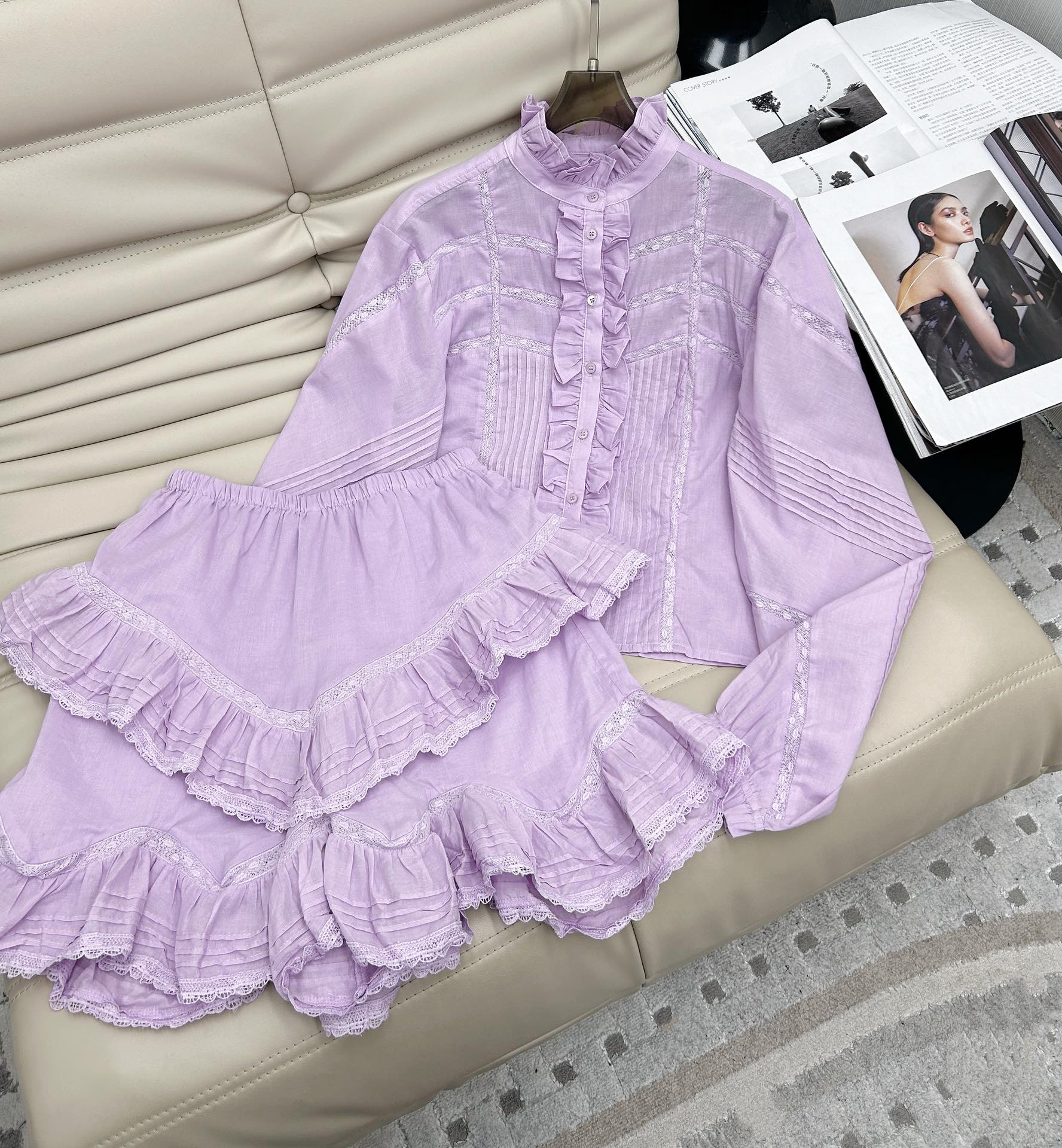 NO:307109,New style of top half skirt in the year, ZM new fashionable high street fungus version long-sleeved shirt high waist skirt, two-piece suit, full of high-end feeling!  The stand-up collar design with a black ear, a wide style, an elegant temperament, and a filter on the upper body!  beautiful!  SML, on, skirts,shirts,alexander wang19860909上衣半裙年新款 ZM上新时髦高街木耳版长袖衬衫高腰裤裙 两件套套装,满满的高级感！木耳边立领设计,挺阔的版型,优雅的气质,上身自带滤镜哦！美！码数sml,上,,skirts,shirts,alexander wang,Women's clothing