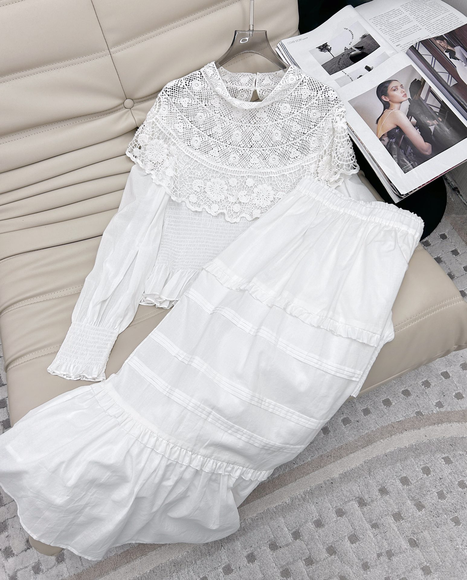 NO:307094,New style of shirt skirts in the year - lace embroidered hollow long-sleeved shawl layered top Skirt, hollow lace embroidered stand-up collar shawl collar The fabric feels soft and light and flowing. Small pleated designs are also made in front and back of the body, simple loose styles that hide the flesh, match different skirts, different styles of upper body, recommended 2 colors and 3 sizes, skirts, shawls, alexander wang19860909衬衣半裙年新款——蕾丝刺绣镂空长袖披肩叠层上衣 半裙,镂空蕾丝刺绣的立领披肩领 面料手感也比较柔软轻盈飘逸感 衣身前后还做了小褶子的设计,简约藏肉的宽松版型,搭配不同的半裙,上身不同风格的穿搭,推荐2色3码,,skirts,shawls,alexander wang,Women's clothing