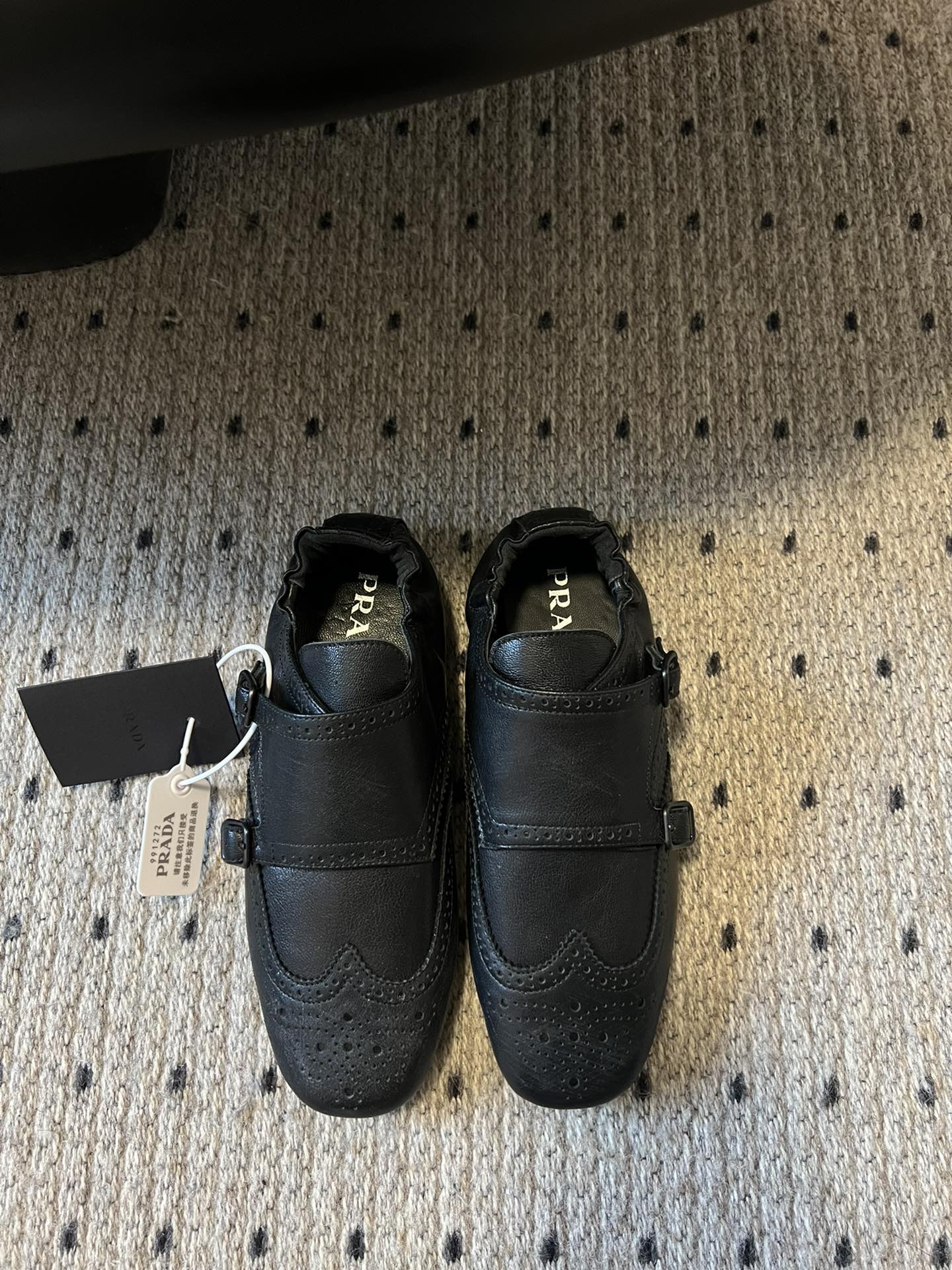 NO:235317,Prad* 25ss Prad Tasting Retro 2-button single shoes hits!  The catwalk style is retro and fashionable, casual and versatile, fashionable and casual, unique taste, everyone loves and easily controls it. It will explode every year. It is enough to conquer you, wear it, casual and fashionable, both without mistakes, simple and handsome on the feet, imported calfskin, inner foot pad, transparent sheepskin soft and delicate, rubber beef tendon thick bottom, standard number: 35-41 (41 custom-made, non-return, semi-torque, prada, prada, cowhide, sheepskin19860909批 Prad* 25ss 普拉达走秀款复古2扣单鞋 爆款！走秀款 复古感时髦满满 随意百搭 时尚休闲 独到味道,人人都爱也轻松驾驭 每年都会爆.足以征服你,穿上它,休闲时髦 两不失误 上脚简单帅气 面料进口小牛皮 内里垫脚透染羊皮柔软细腻 橡胶牛筋厚底 标准码数:35-41（41定制不退换,半拖,prada,prada,cowhide,sheepskin,Women's Shoes