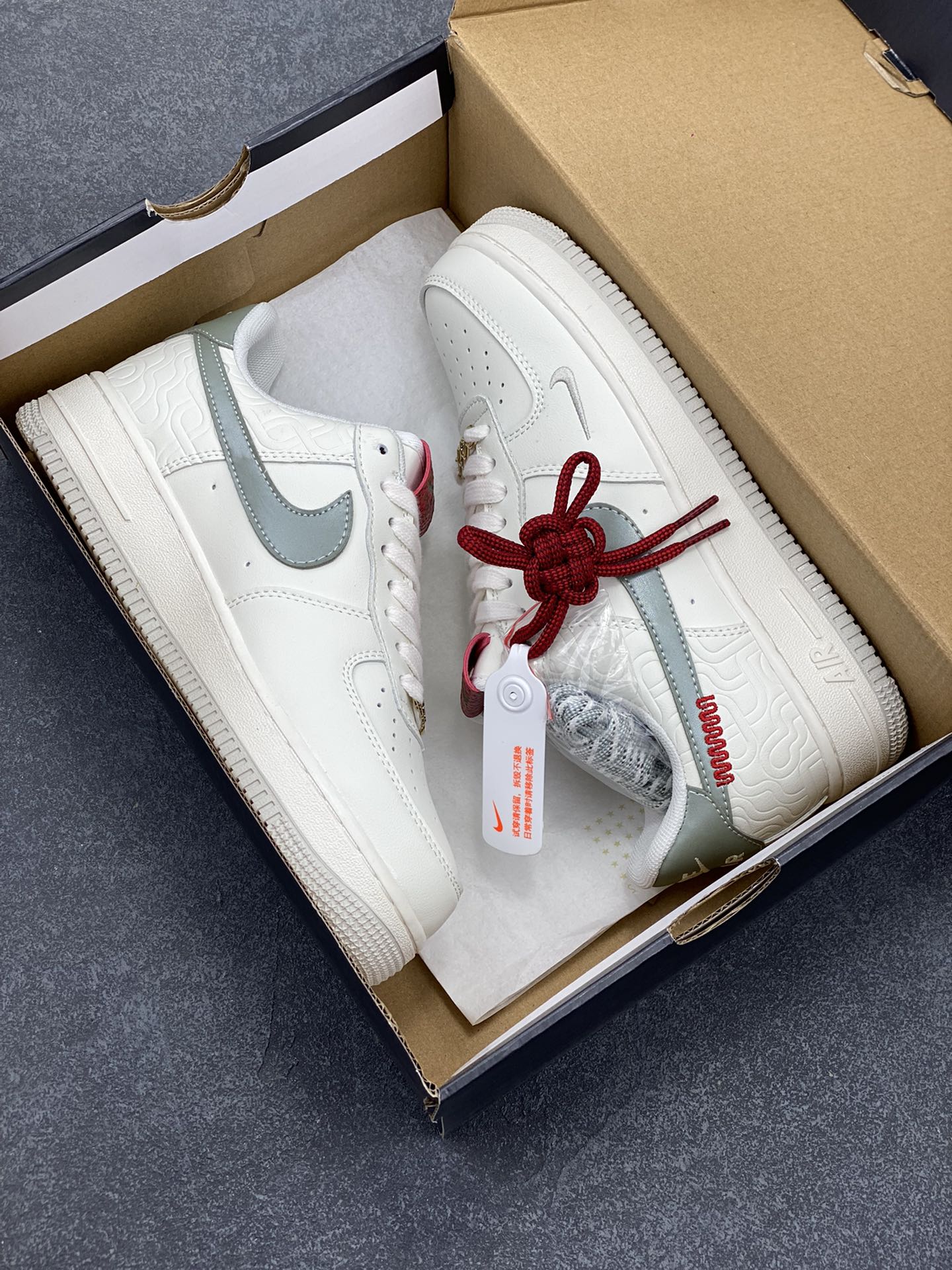图片[9]-福利特价 Nike Air Force 1 Low 蛇年 空军一号低帮运动休闲板鞋 原楦头原纸板 打造纯正空军版型#专注外贸渠道 全掌内置蜂窝气垫 #原盒配件 原厂中底钢印、拉帮完美 货号：HV5979-130 尺码：36 36.5 37.5 38 38.5 39 40 40.5 41 42 42.5 43 44 44.5 45-选品中心
