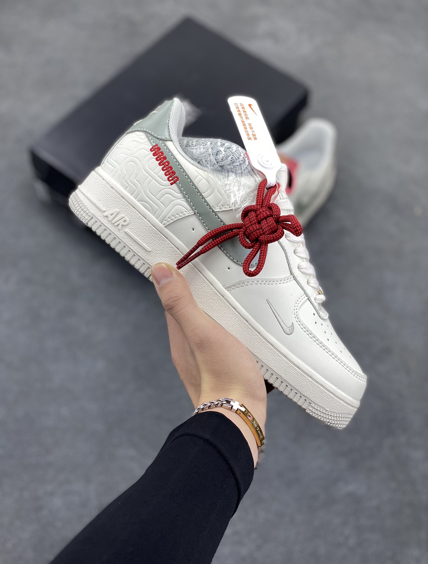 福利特价 Nike Air Force 1 Low 蛇年 空军一号低帮运动休闲板鞋 原楦头原纸板 打造纯正空军版型#专注外贸渠道 全掌内置蜂窝气垫 #原盒配件 原厂中底钢印、拉帮完美 货号:HV5979-130 尺码:36 36.5 37.5 38 38.5 39 40 40.5 41 42 42.5 43 44 44.5 45-选品中心