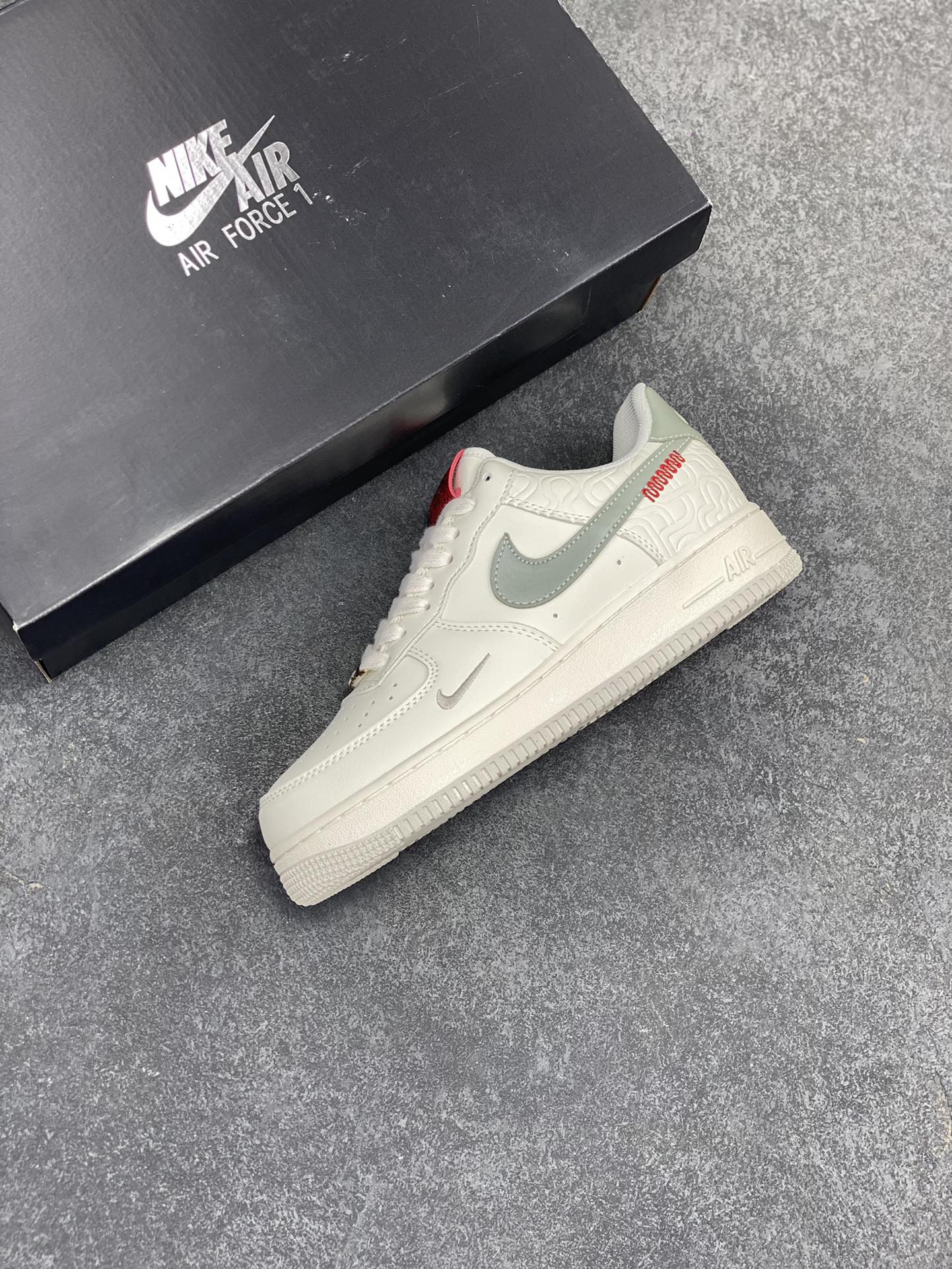 图片[7]-福利特价 Nike Air Force 1 Low 蛇年 空军一号低帮运动休闲板鞋 原楦头原纸板 打造纯正空军版型#专注外贸渠道 全掌内置蜂窝气垫 #原盒配件 原厂中底钢印、拉帮完美 货号：HV5979-130 尺码：36 36.5 37.5 38 38.5 39 40 40.5 41 42 42.5 43 44 44.5 45-选品中心