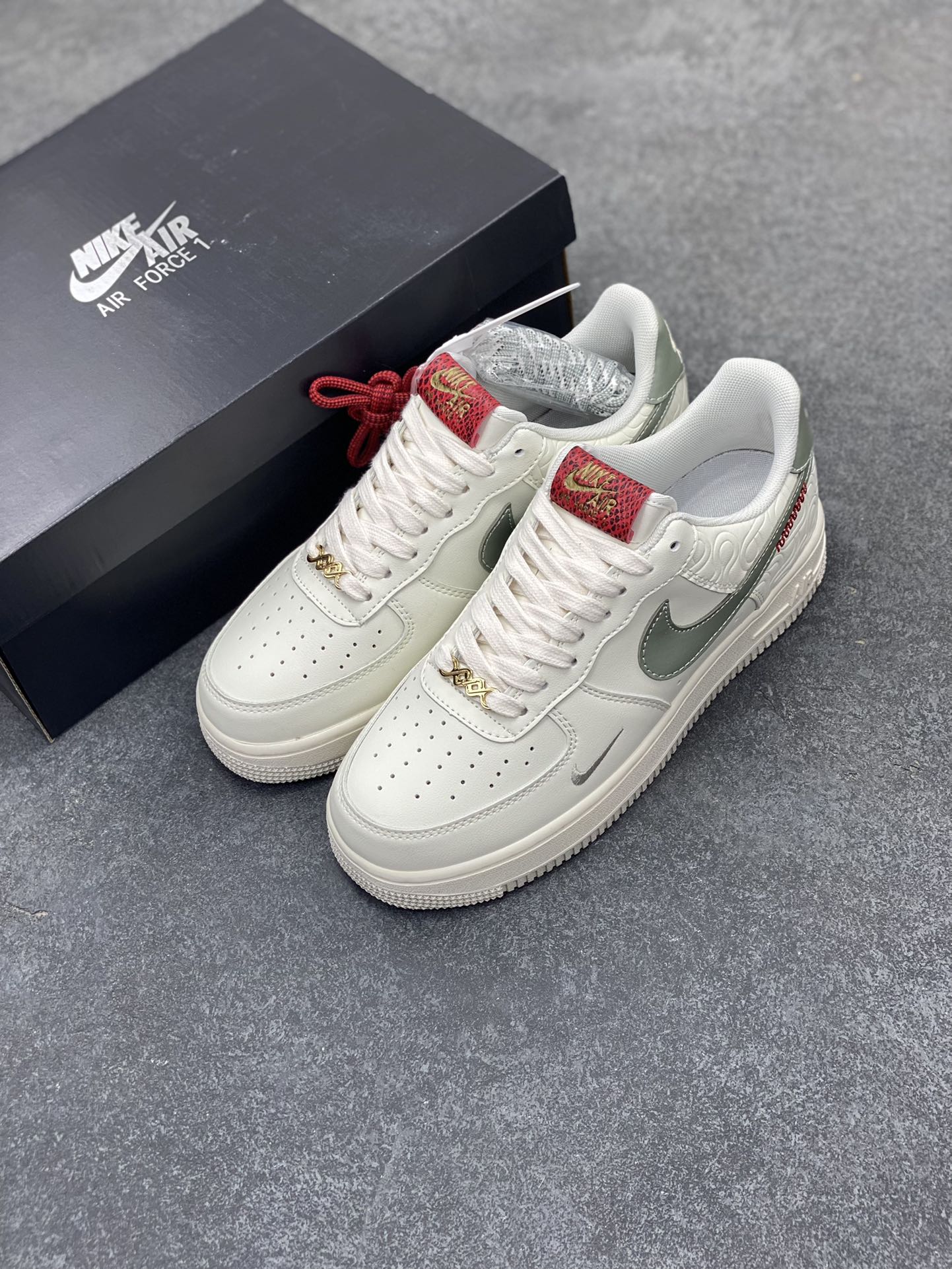 图片[8]-福利特价 Nike Air Force 1 Low 蛇年 空军一号低帮运动休闲板鞋 原楦头原纸板 打造纯正空军版型#专注外贸渠道 全掌内置蜂窝气垫 #原盒配件 原厂中底钢印、拉帮完美 货号：HV5979-130 尺码：36 36.5 37.5 38 38.5 39 40 40.5 41 42 42.5 43 44 44.5 45-选品中心