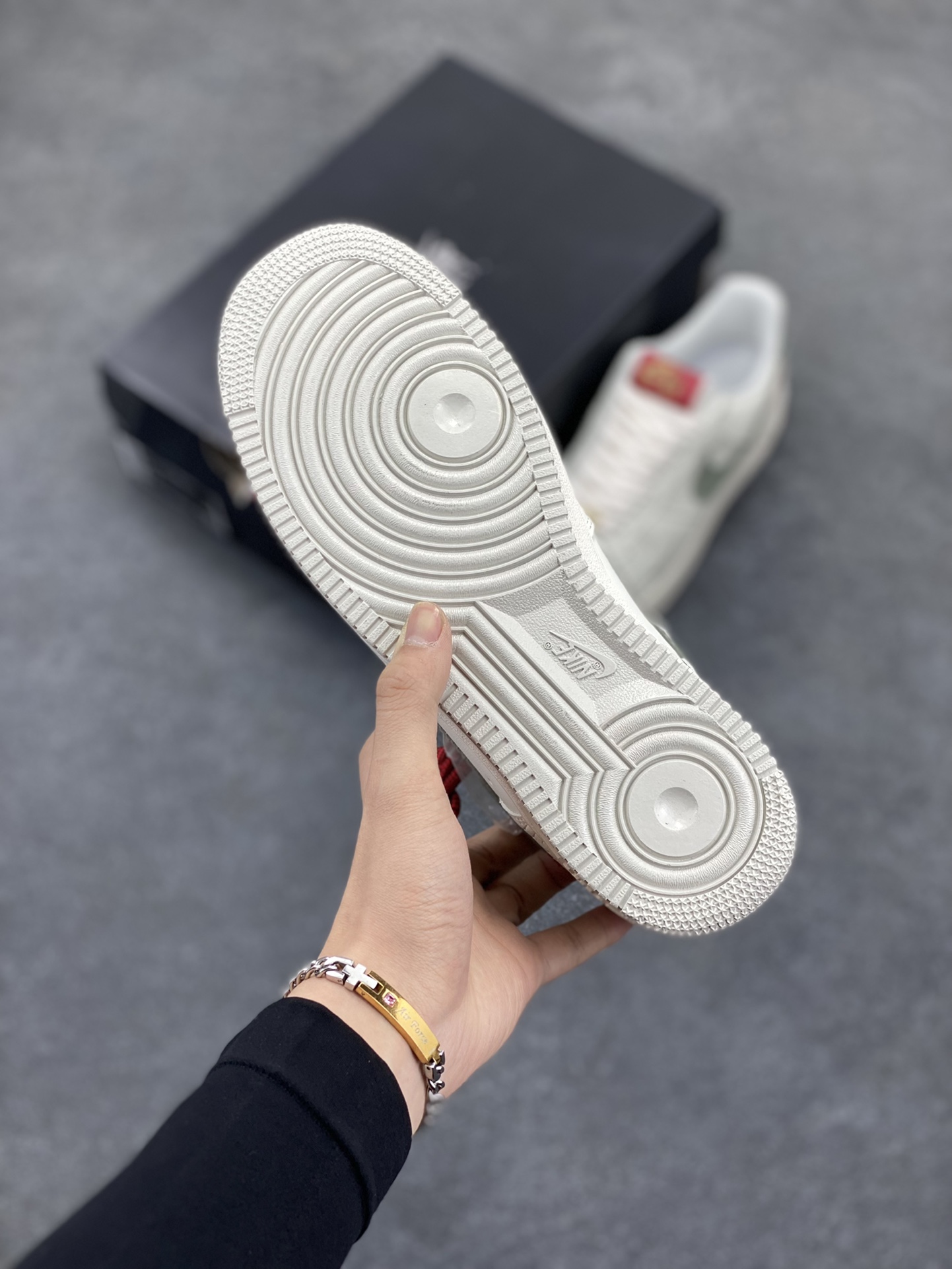 图片[5]-福利特价 Nike Air Force 1 Low 蛇年 空军一号低帮运动休闲板鞋 原楦头原纸板 打造纯正空军版型#专注外贸渠道 全掌内置蜂窝气垫 #原盒配件 原厂中底钢印、拉帮完美 货号：HV5979-130 尺码：36 36.5 37.5 38 38.5 39 40 40.5 41 42 42.5 43 44 44.5 45-选品中心