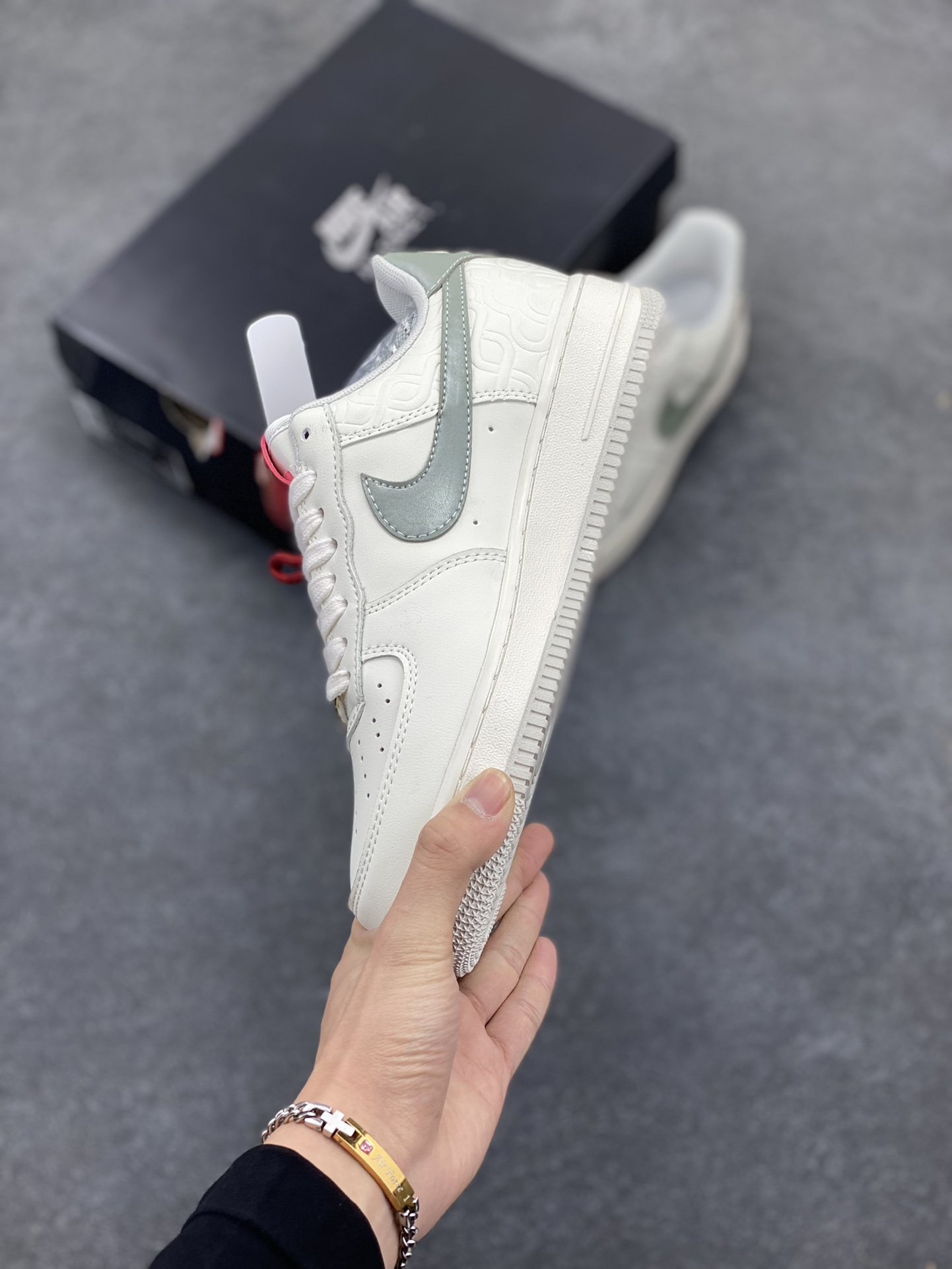 图片[3]-福利特价 Nike Air Force 1 Low 蛇年 空军一号低帮运动休闲板鞋 原楦头原纸板 打造纯正空军版型#专注外贸渠道 全掌内置蜂窝气垫 #原盒配件 原厂中底钢印、拉帮完美 货号：HV5979-130 尺码：36 36.5 37.5 38 38.5 39 40 40.5 41 42 42.5 43 44 44.5 45-选品中心