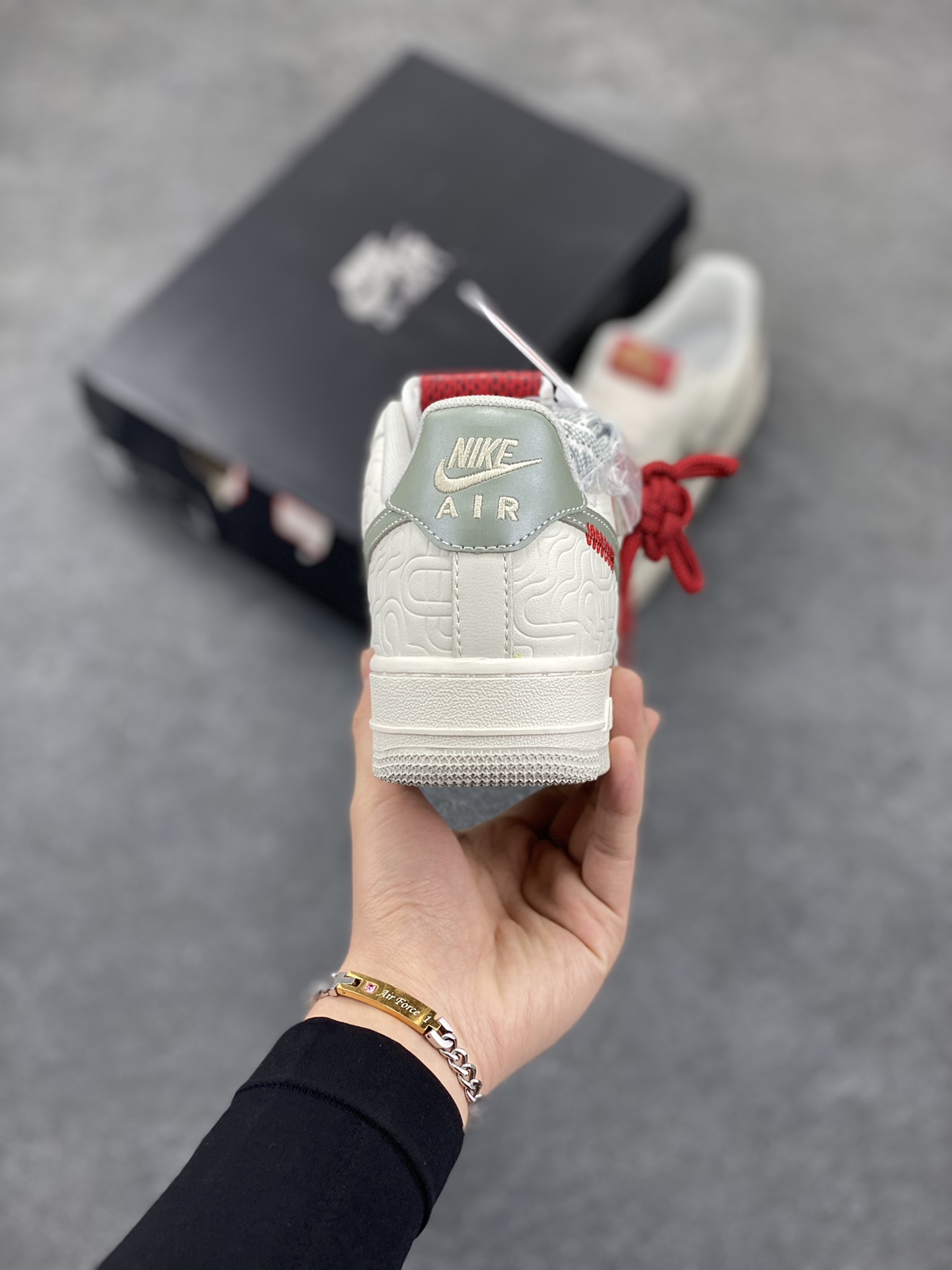 图片[4]-福利特价 Nike Air Force 1 Low 蛇年 空军一号低帮运动休闲板鞋 原楦头原纸板 打造纯正空军版型#专注外贸渠道 全掌内置蜂窝气垫 #原盒配件 原厂中底钢印、拉帮完美 货号：HV5979-130 尺码：36 36.5 37.5 38 38.5 39 40 40.5 41 42 42.5 43 44 44.5 45-选品中心