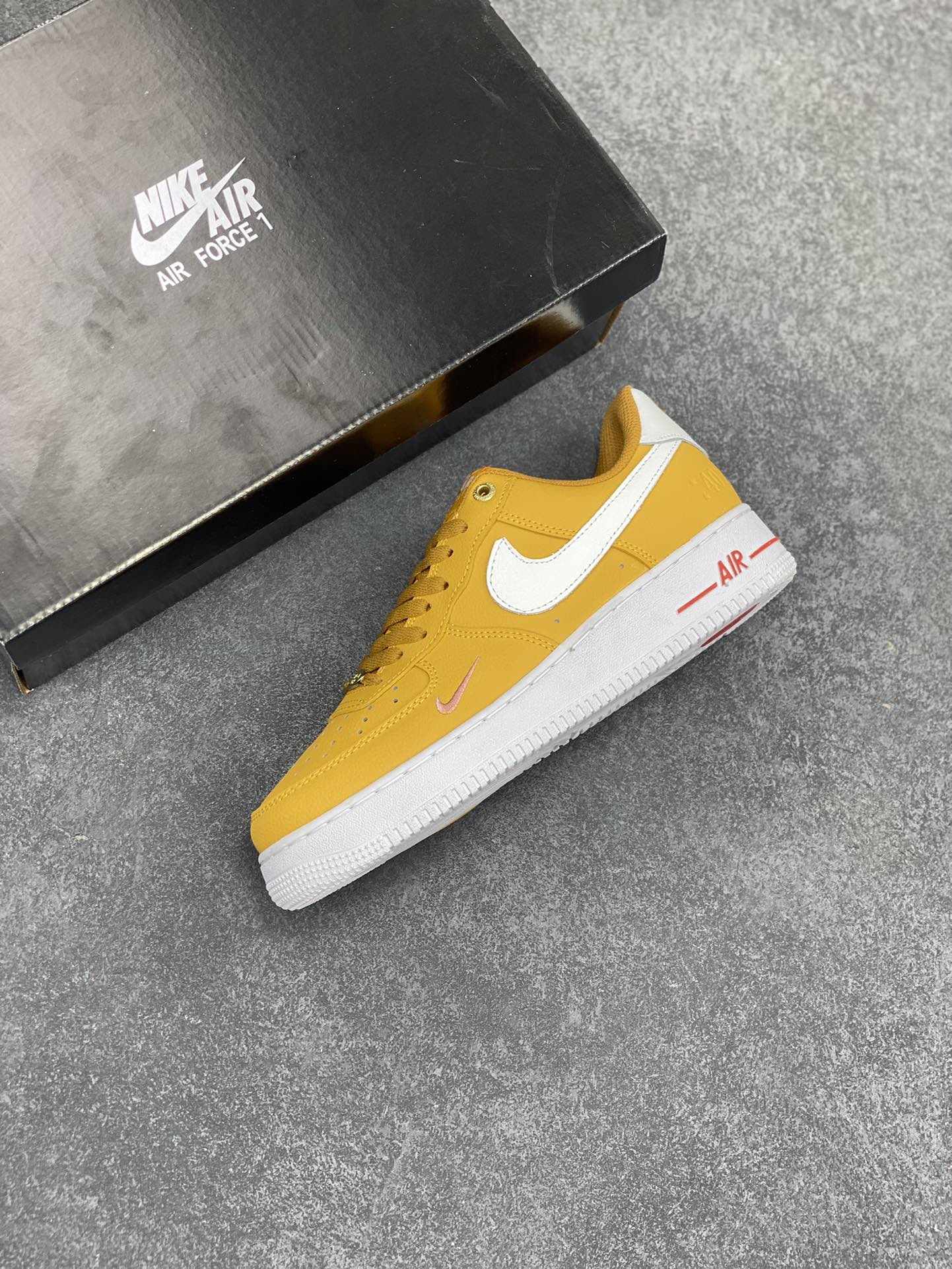 图片[7]-福利特价 无敌性价比🔥 Air Force 1经典潮流休闲板鞋 橙黄40周年 官方同步 原装级别 原楦头原纸板 打造纯正空军版型#专注外贸渠道 全掌内置蜂窝气垫 #原盒配件 原厂中底钢印、拉帮完美 货号：DQ7582-700 尺码：36 36.5 37.5 38 38.5 39 40 40.5 41 42 42.5 43 44 44.5 45-选品中心