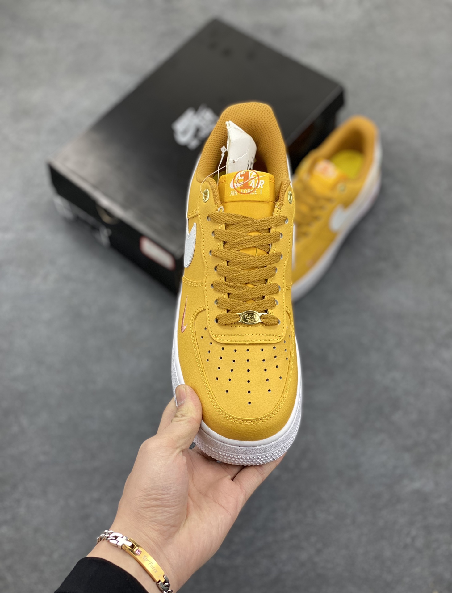 图片[2]-福利特价 无敌性价比🔥 Air Force 1经典潮流休闲板鞋 橙黄40周年 官方同步 原装级别 原楦头原纸板 打造纯正空军版型#专注外贸渠道 全掌内置蜂窝气垫 #原盒配件 原厂中底钢印、拉帮完美 货号：DQ7582-700 尺码：36 36.5 37.5 38 38.5 39 40 40.5 41 42 42.5 43 44 44.5 45-选品中心