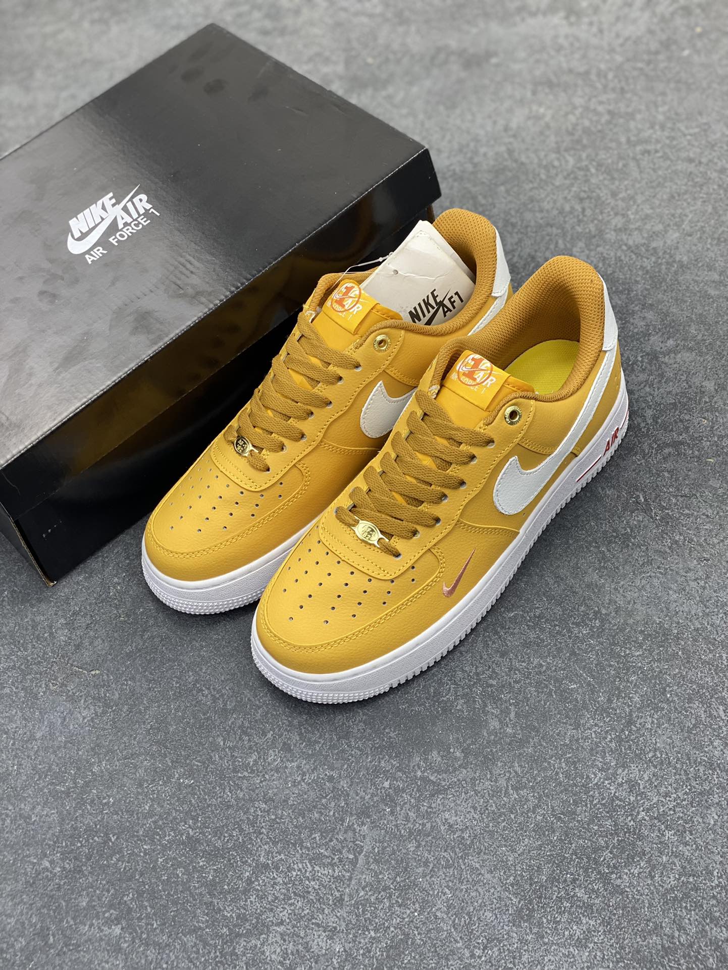 图片[8]-福利特价 无敌性价比🔥 Air Force 1经典潮流休闲板鞋 橙黄40周年 官方同步 原装级别 原楦头原纸板 打造纯正空军版型#专注外贸渠道 全掌内置蜂窝气垫 #原盒配件 原厂中底钢印、拉帮完美 货号：DQ7582-700 尺码：36 36.5 37.5 38 38.5 39 40 40.5 41 42 42.5 43 44 44.5 45-选品中心