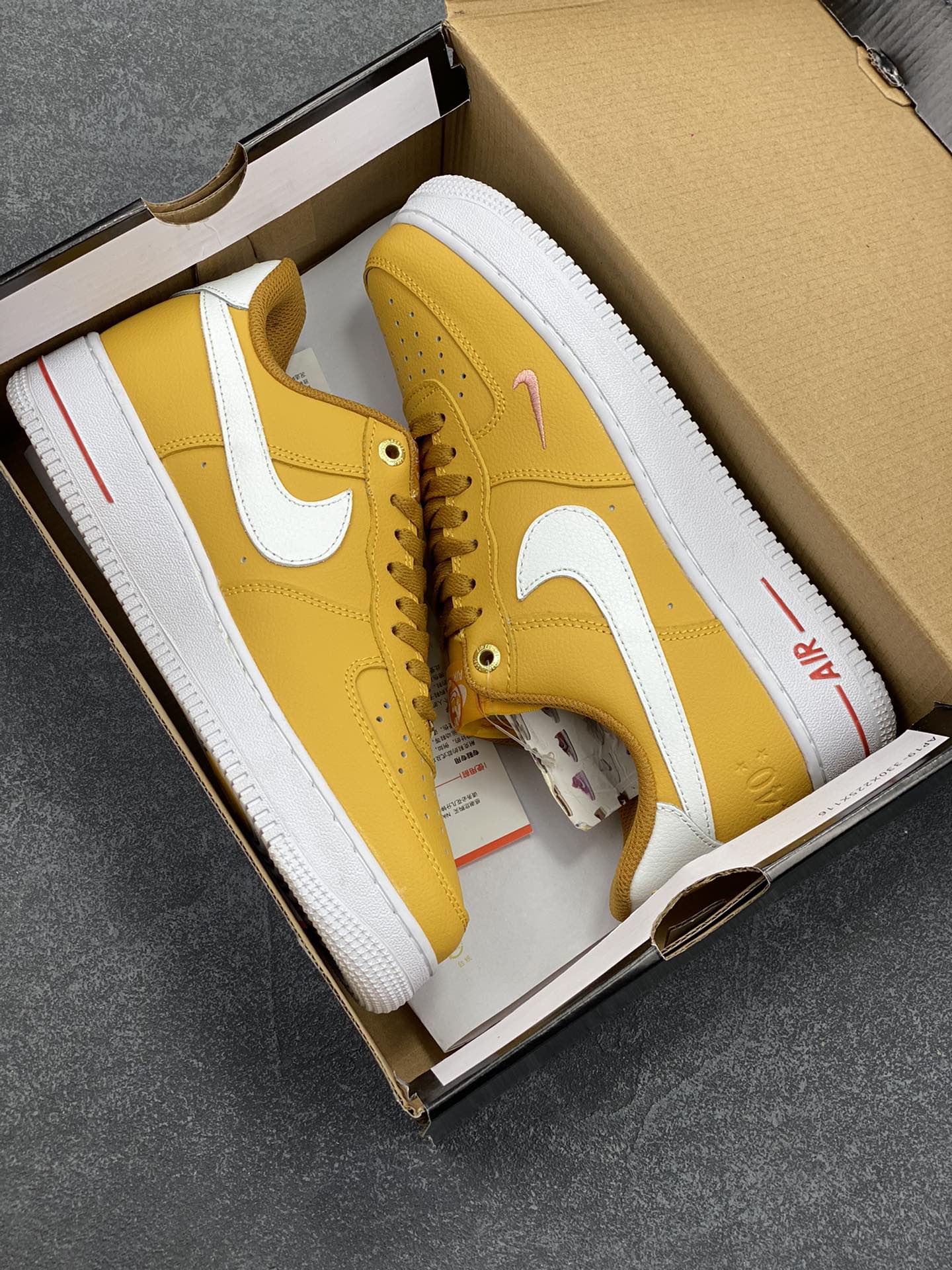 图片[9]-福利特价 无敌性价比🔥 Air Force 1经典潮流休闲板鞋 橙黄40周年 官方同步 原装级别 原楦头原纸板 打造纯正空军版型#专注外贸渠道 全掌内置蜂窝气垫 #原盒配件 原厂中底钢印、拉帮完美 货号：DQ7582-700 尺码：36 36.5 37.5 38 38.5 39 40 40.5 41 42 42.5 43 44 44.5 45-选品中心