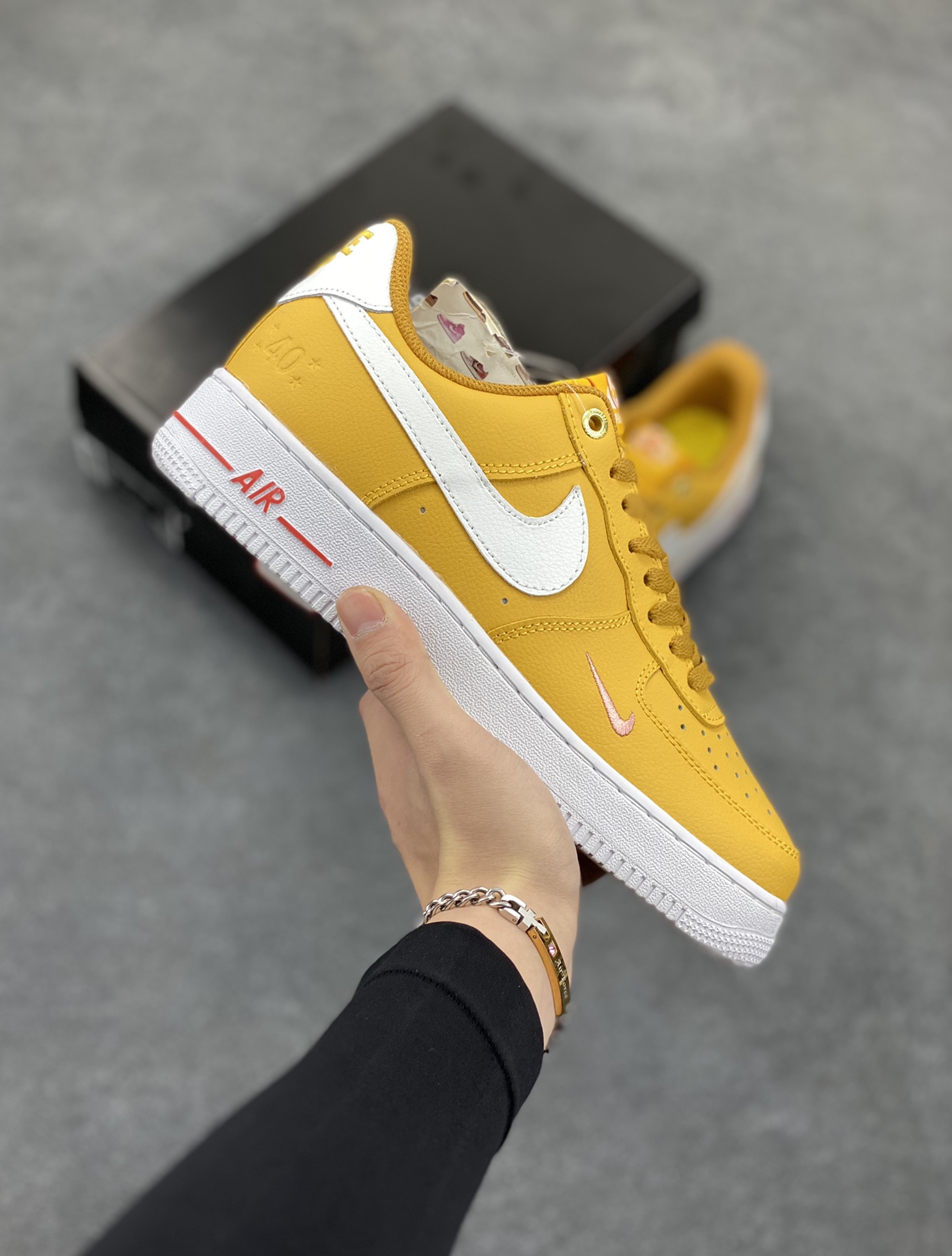 福利特价 无敌性价比🔥 Air Force 1经典潮流休闲板鞋 橙黄40周年 官方同步 原装级别 原楦头原纸板 打造纯正空军版型#专注外贸渠道 全掌内置蜂窝气垫 #原盒配件 原厂中底钢印、拉帮完美 货号:DQ7582-700 尺码:36 36.5 37.5 38 38.5 39 40 40.5 41 42 42.5 43 44 44.5 45-选品中心