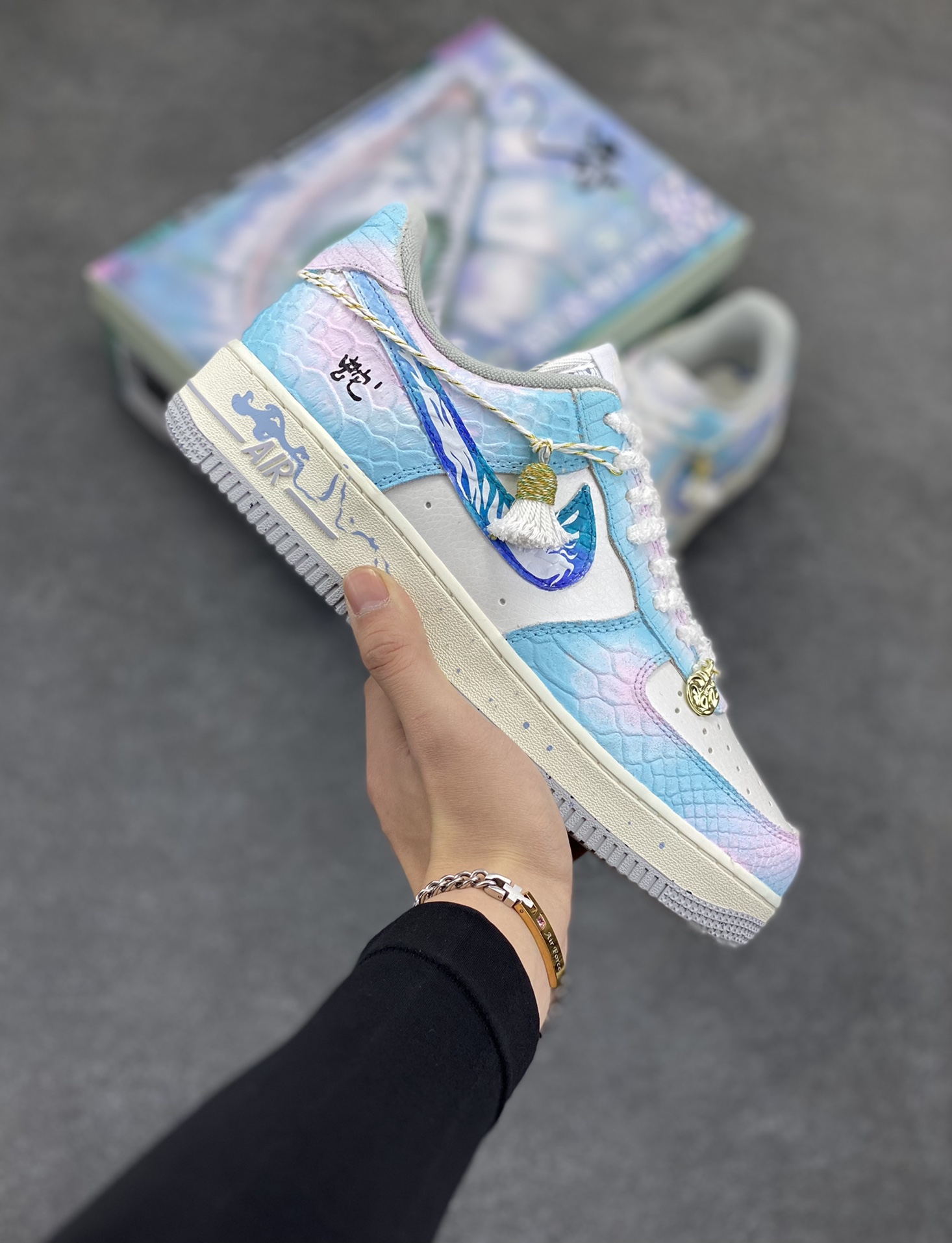 NK Air Force 1 Low CNY 蛇年限定 “云屿间” 礼盒装空军一号低帮休闲运动板鞋 在时光的长河悄然淌至蛇年之际，云屿间宛如被施了魔法，幻化成一处充满祥瑞与诗意的灵境。踏入云屿间，首先映入眼帘的是那高高悬挂的蛇年主题灯笼。它们形态各异，有的恰似灵动的灵蛇蜿蜒而上，鳞片处闪烁着细碎的光；恰似将新年的喜悦与希望，丝丝缕缕地编织进每一寸空气里。 货号：DX2678-222 尺码：36 36.5 37.5 38 38.5 39 40 40.5 41 42 42.5 43 44 44.5 45-选品中心