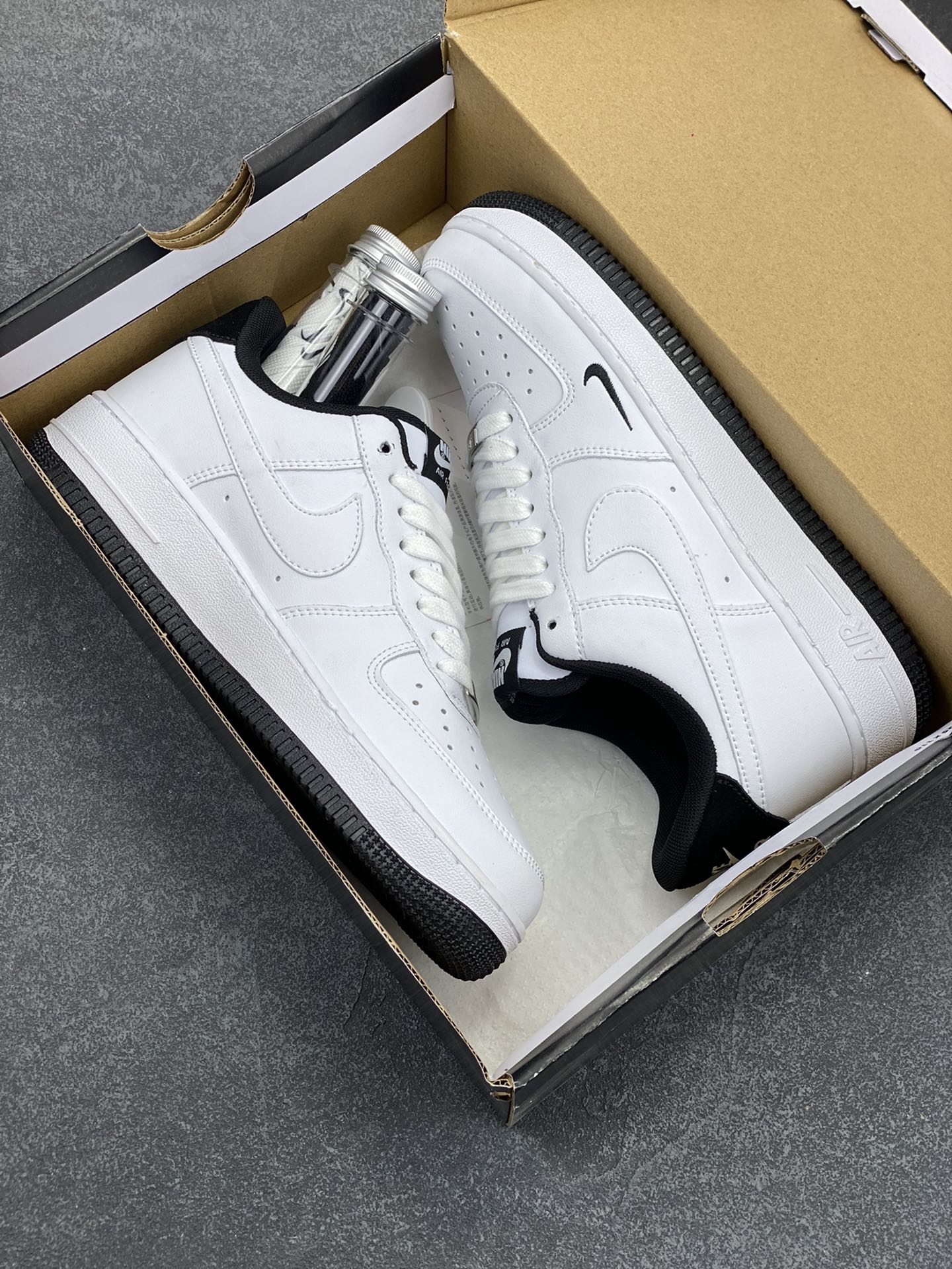 图片[9]-Air Force 1\’ 07 白黑小勾 原楦头原纸板 打造纯正空军版型 专注外贸渠道 全掌内置蜂窝气垫 #原盒配件 原厂中底钢印、拉帮完美 货号：HM9483-101 尺码：35.5 36 36.5 37.5 38 38.5 39 40 40.5 41 42 42.5 43 44 44.5 45-选品中心