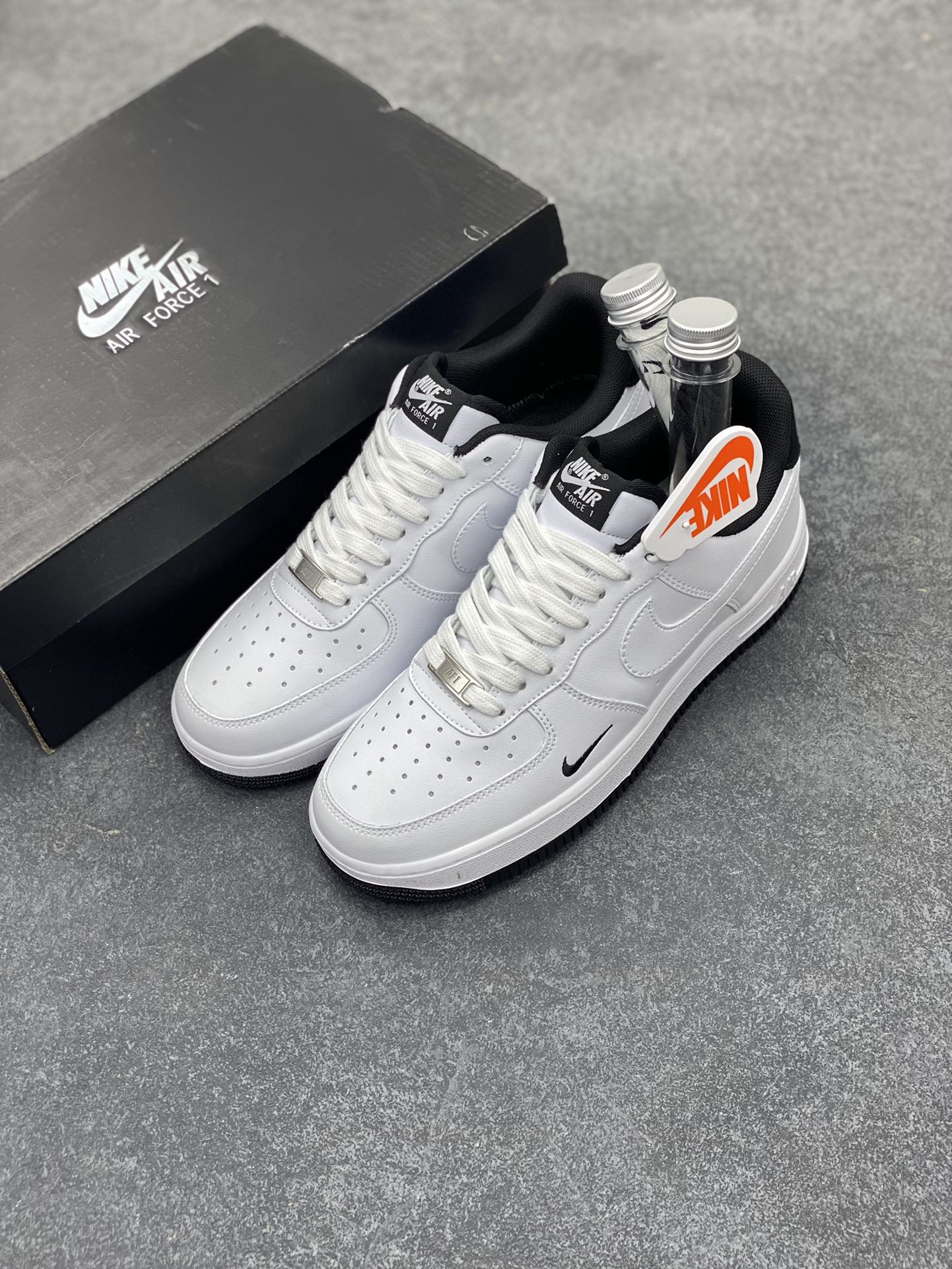 图片[8]-Air Force 1\’ 07 白黑小勾 原楦头原纸板 打造纯正空军版型 专注外贸渠道 全掌内置蜂窝气垫 #原盒配件 原厂中底钢印、拉帮完美 货号：HM9483-101 尺码：35.5 36 36.5 37.5 38 38.5 39 40 40.5 41 42 42.5 43 44 44.5 45-选品中心