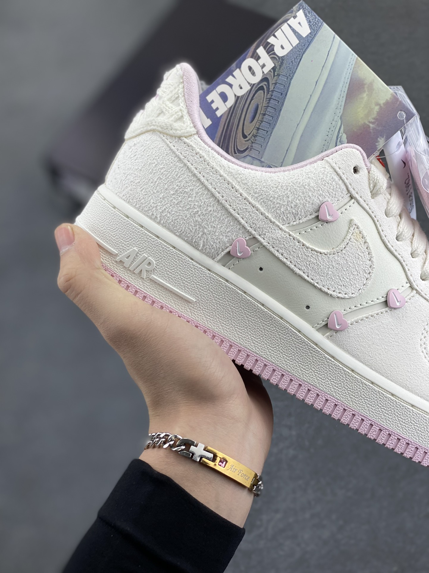 图片[6]-HY版本💯 Nike Air Force 1 Low 苹果情人节 原楦头原纸板 打造纯正空军版型 专注外贸渠道 全掌内置蜂窝气垫 原盒配件 原厂中底钢印、拉帮完美 货号：HV5992-111 尺码：35.5 36 36.5 37.5 38 38.5 39 40 40.5 41 42 42.5 43-选品中心