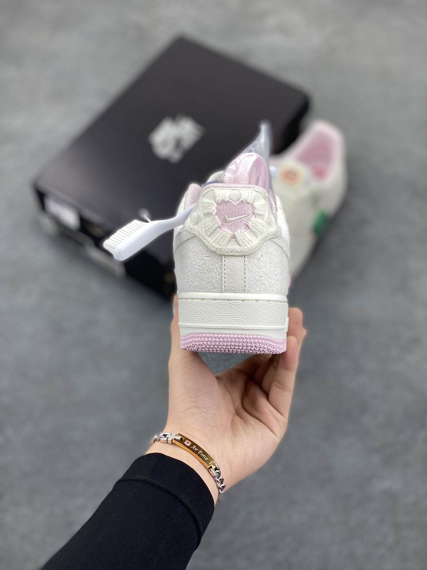 图片[4]-HY版本💯 Nike Air Force 1 Low 苹果情人节 原楦头原纸板 打造纯正空军版型 专注外贸渠道 全掌内置蜂窝气垫 原盒配件 原厂中底钢印、拉帮完美 货号：HV5992-111 尺码：35.5 36 36.5 37.5 38 38.5 39 40 40.5 41 42 42.5 43-选品中心