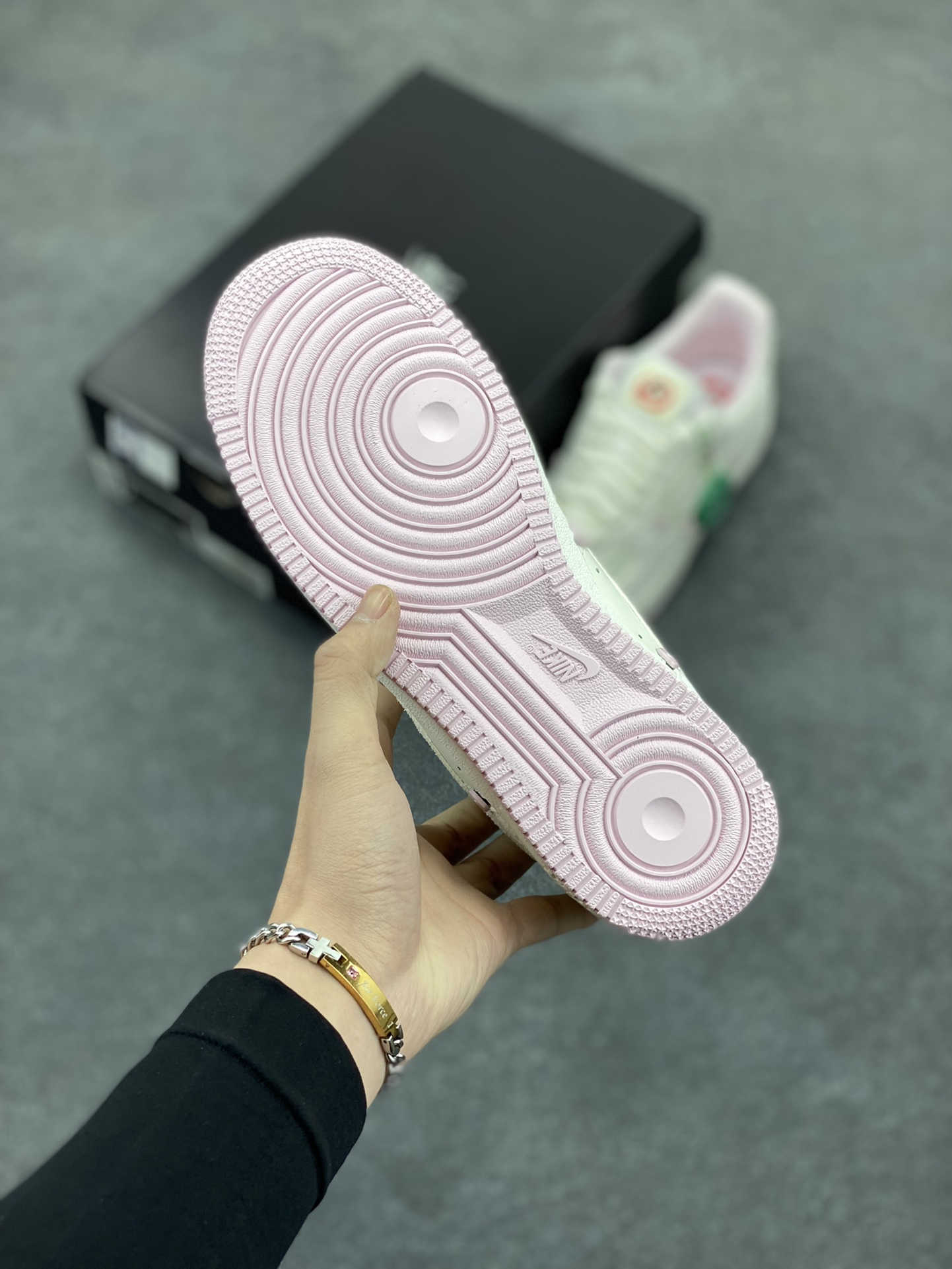 图片[5]-HY版本💯 Nike Air Force 1 Low 苹果情人节 原楦头原纸板 打造纯正空军版型 专注外贸渠道 全掌内置蜂窝气垫 原盒配件 原厂中底钢印、拉帮完美 货号：HV5992-111 尺码：35.5 36 36.5 37.5 38 38.5 39 40 40.5 41 42 42.5 43-选品中心