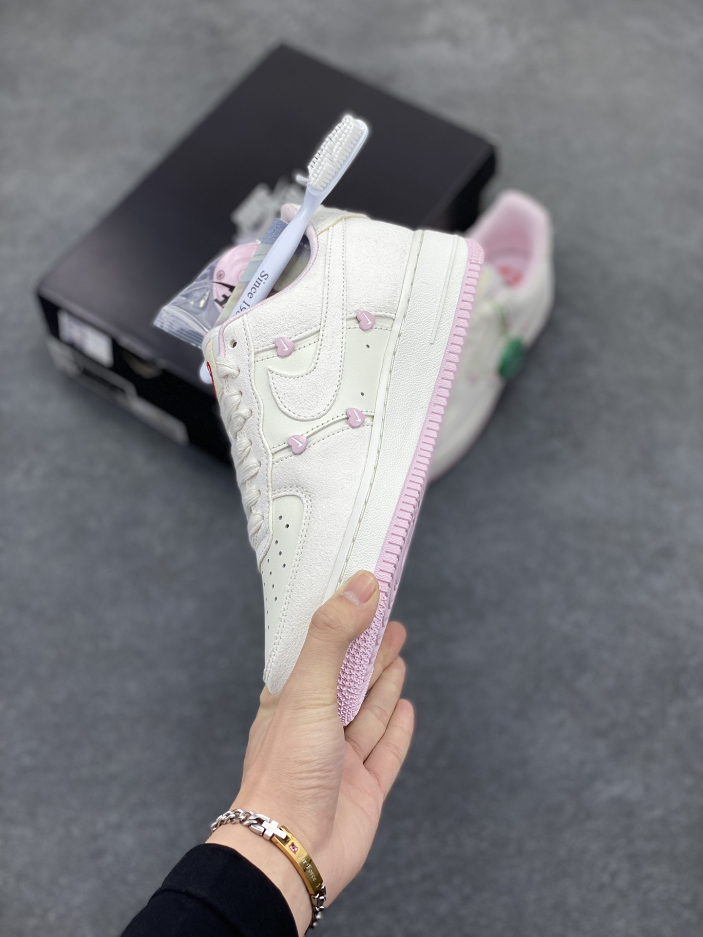 图片[3]-HY版本💯 Nike Air Force 1 Low 苹果情人节 原楦头原纸板 打造纯正空军版型 专注外贸渠道 全掌内置蜂窝气垫 原盒配件 原厂中底钢印、拉帮完美 货号：HV5992-111 尺码：35.5 36 36.5 37.5 38 38.5 39 40 40.5 41 42 42.5 43-选品中心