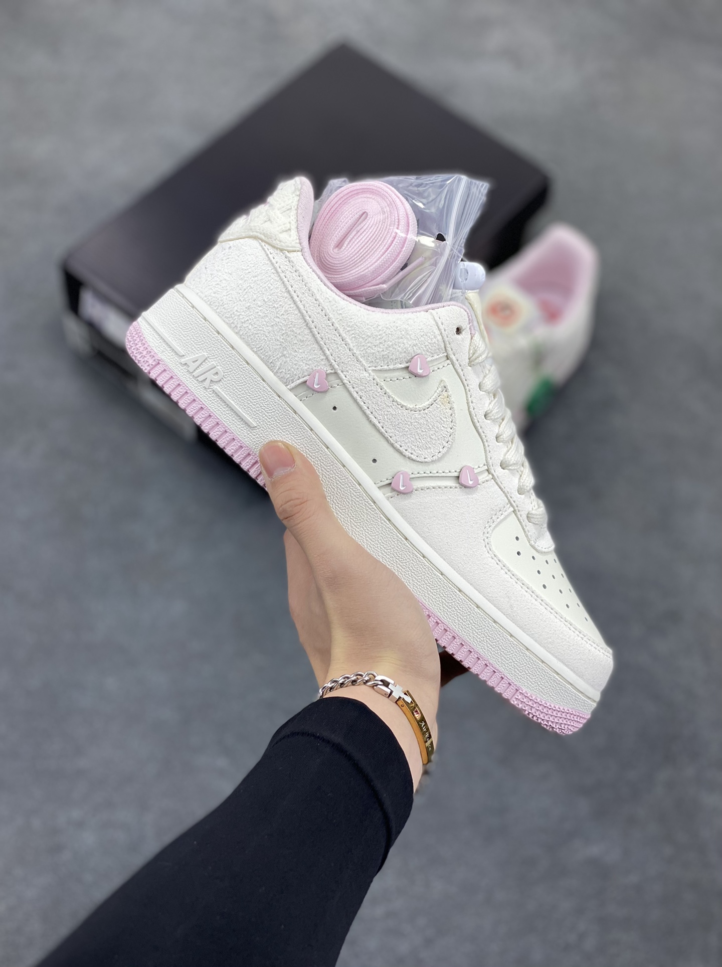 HY版本💯 Nike Air Force 1 Low 苹果情人节 原楦头原纸板 打造纯正空军版型 专注外贸渠道 全掌内置蜂窝气垫 原盒配件 原厂中底钢印、拉帮完美 货号:HV5992-111 尺码:35.5 36 36.5 37.5 38 38.5 39 40 40.5 41 42 42.5 43-选品中心