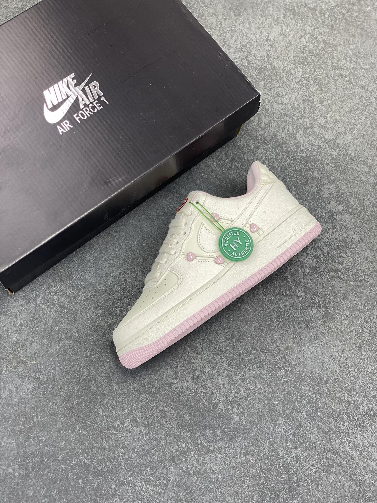 图片[7]-HY版本💯 Nike Air Force 1 Low 苹果情人节 原楦头原纸板 打造纯正空军版型 专注外贸渠道 全掌内置蜂窝气垫 原盒配件 原厂中底钢印、拉帮完美 货号：HV5992-111 尺码：35.5 36 36.5 37.5 38 38.5 39 40 40.5 41 42 42.5 43-选品中心