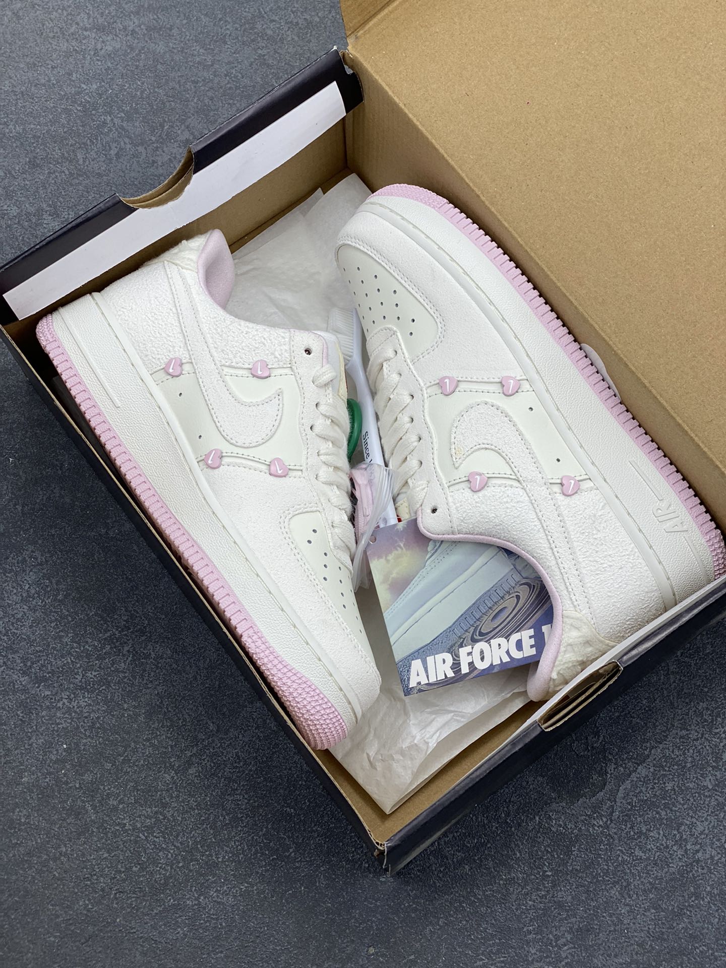 图片[9]-HY版本💯 Nike Air Force 1 Low 苹果情人节 原楦头原纸板 打造纯正空军版型 专注外贸渠道 全掌内置蜂窝气垫 原盒配件 原厂中底钢印、拉帮完美 货号：HV5992-111 尺码：35.5 36 36.5 37.5 38 38.5 39 40 40.5 41 42 42.5 43-选品中心