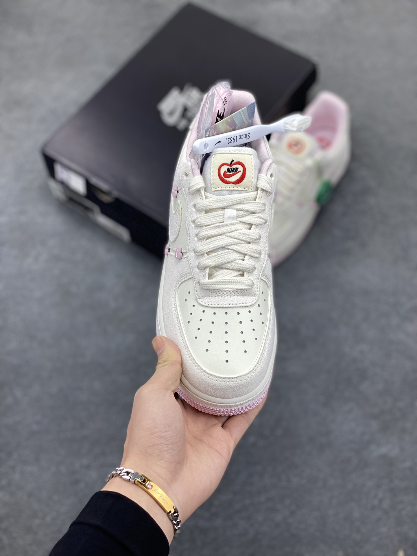 图片[2]-HY版本💯 Nike Air Force 1 Low 苹果情人节 原楦头原纸板 打造纯正空军版型 专注外贸渠道 全掌内置蜂窝气垫 原盒配件 原厂中底钢印、拉帮完美 货号：HV5992-111 尺码：35.5 36 36.5 37.5 38 38.5 39 40 40.5 41 42 42.5 43-选品中心