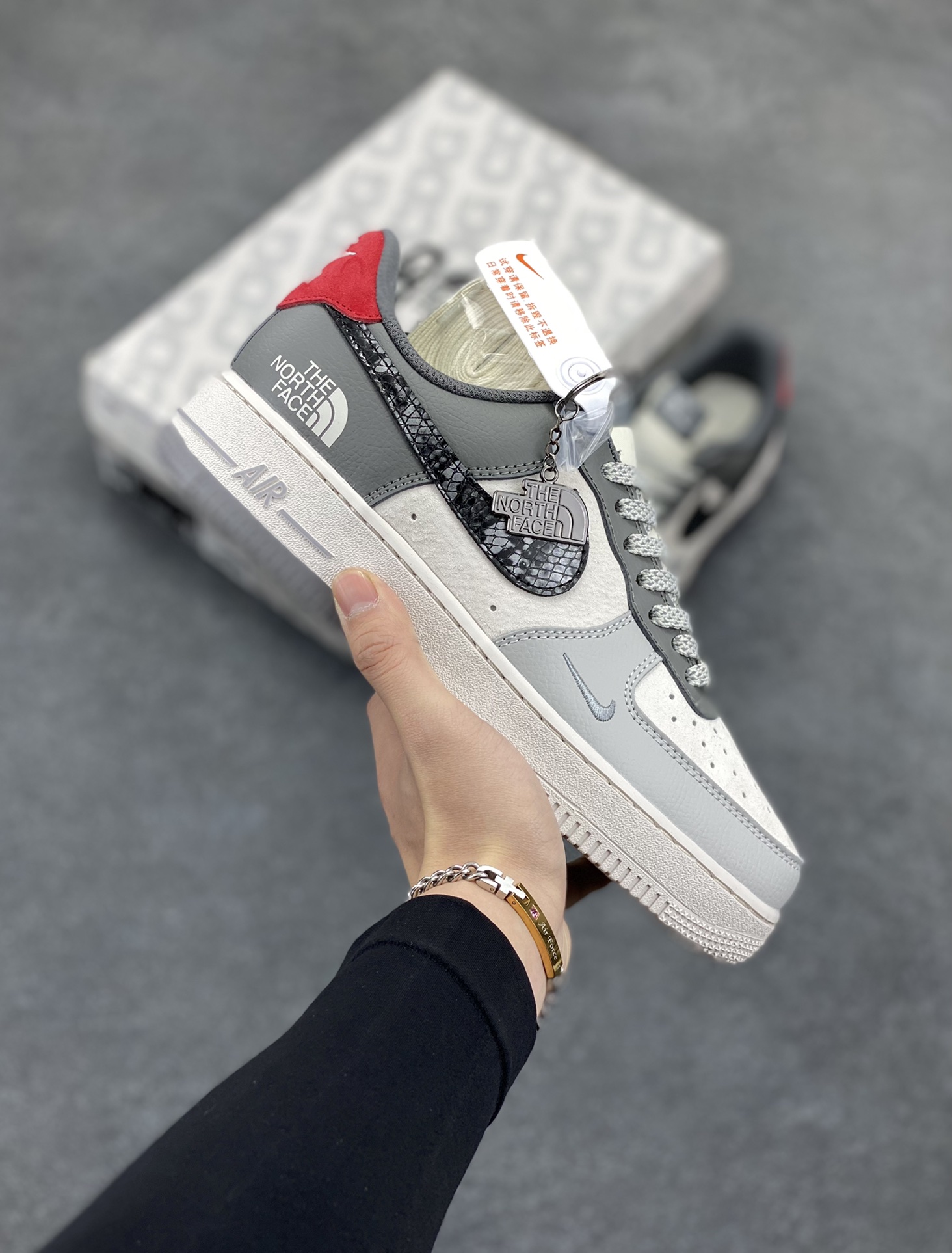 NIke Air Force 1 \’07 Low “北面联名–米灰黑蛇鳞”空军一号 低帮 运动鞋 休闲鞋 折边针车 工艺难度大 原楦头原纸板 原装鞋盒 定制五金配件 内置全掌气垫 原厂鞋底 货号:DM6688-052 尺码:36 36.5 37.5 38 38.5 39 40 40.5 41 42 42.5 43 44 44.5 45-选品中心