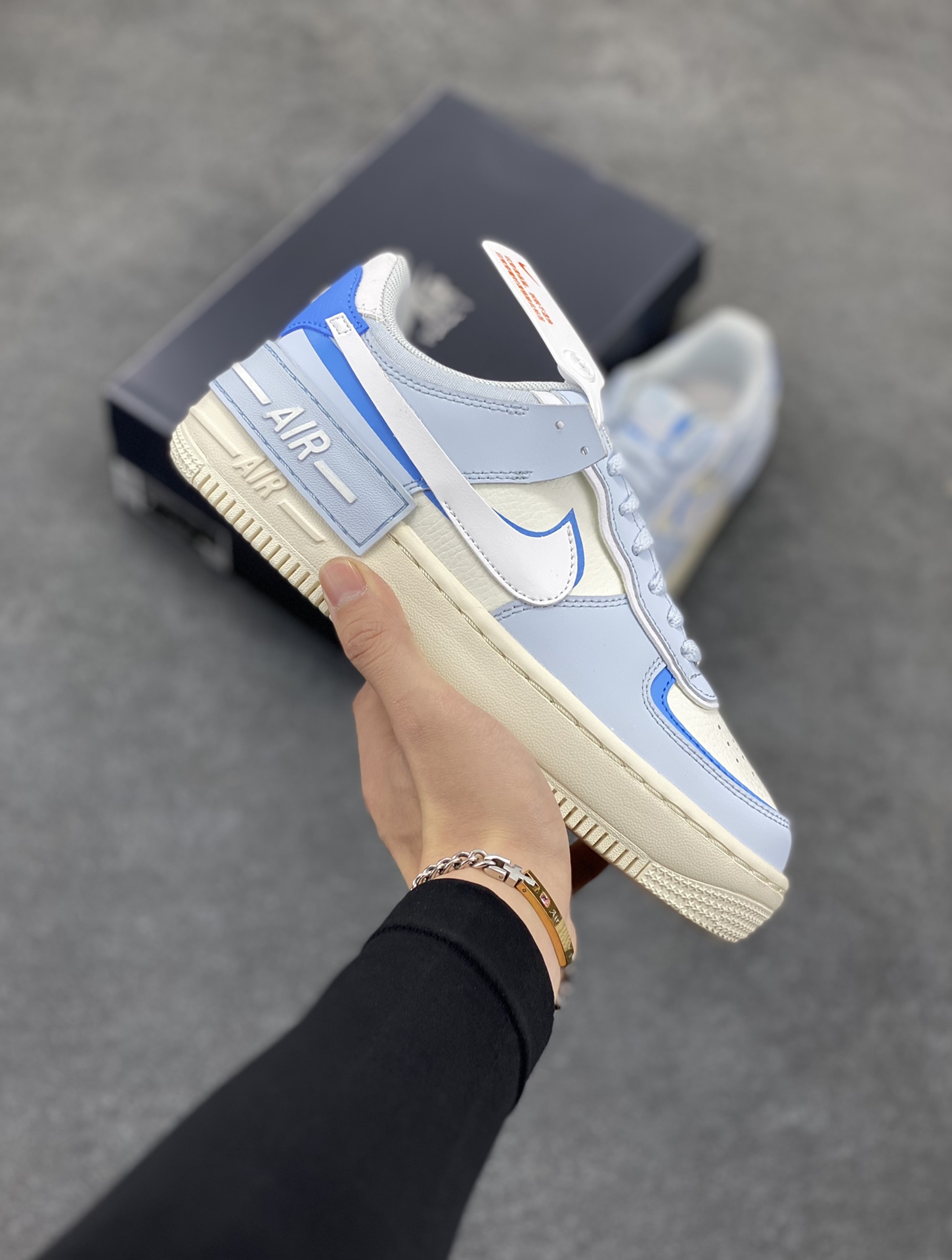 NK Air Force 1 Shadow 轻量增高低帮百搭板鞋\”拼接马卡龙\” 全新少女系解构主义设计双层轻量EVA发泡中底+防滑RB橡胶外圈底鞋底 原楦头原纸板 打造纯正空军版型 专注外贸渠道 全掌内置蜂窝气垫 原盒配件 原厂中底钢印、拉帮完美 货号:DZ1847-400 尺码:35.5 36 36.5 37.5 38 38.5 39 40 40.5 41 42-选品中心