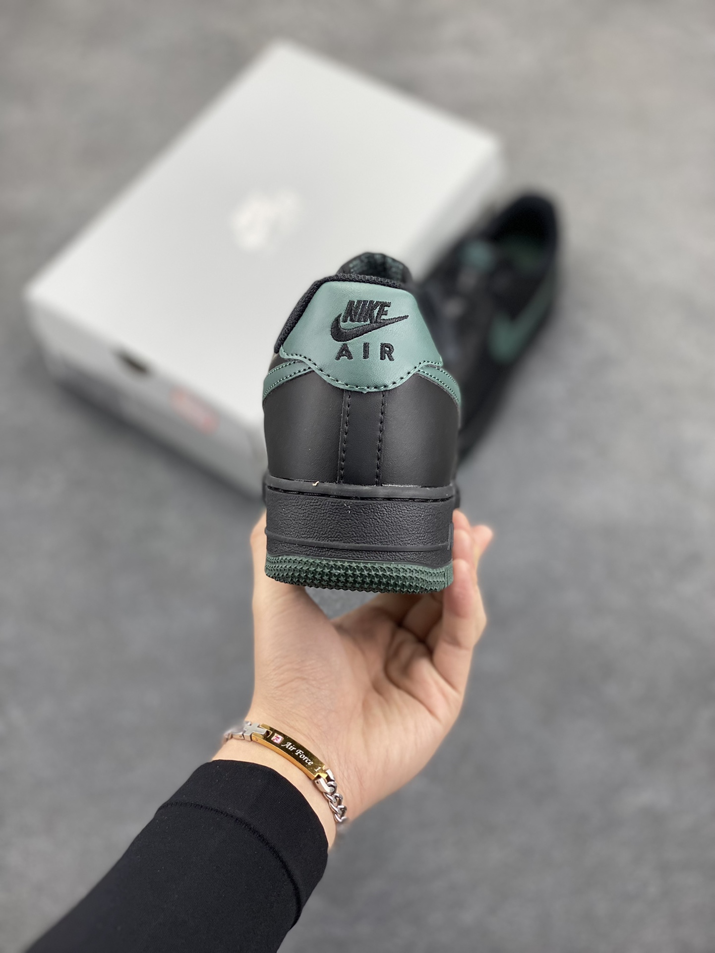 图片[4]-NK Air Force 1 空军一号 黑绿 原楦头原纸板 打造纯正空军版型#专注外贸渠道 全掌内置蜂窝气垫 #原盒配件 原厂中底钢印、拉帮完美 货号：FJ4146-001 尺码：36 36.5 37.5 38 38.5 39 40 40.5 41 42 42.5 43 44 44.5 45-选品中心