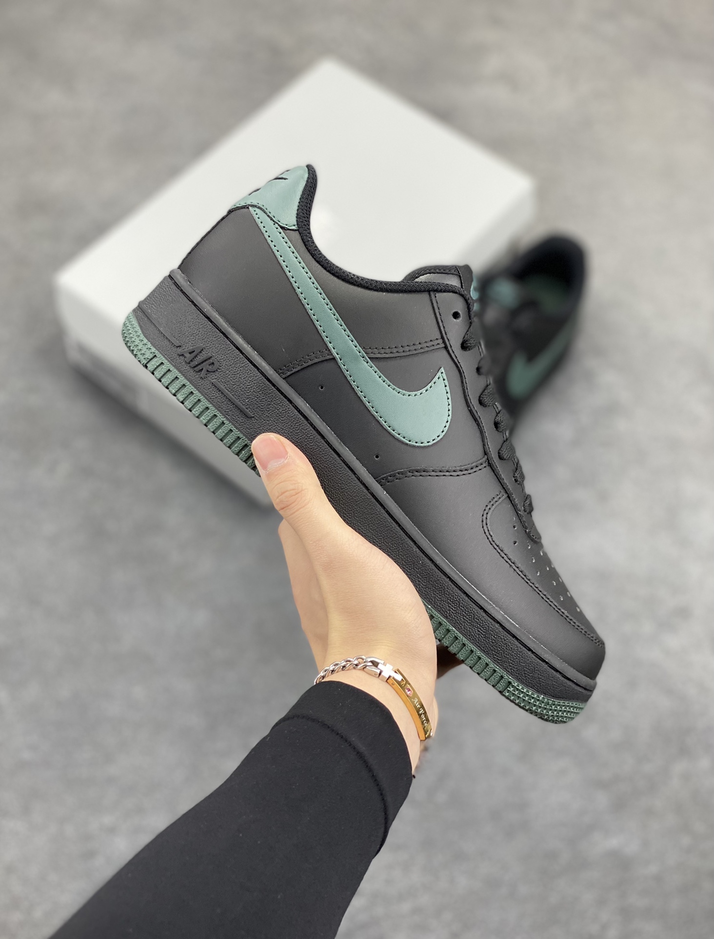 NK Air Force 1 空军一号 黑绿 原楦头原纸板 打造纯正空军版型#专注外贸渠道 全掌内置蜂窝气垫 #原盒配件 原厂中底钢印、拉帮完美 货号：FJ4146-001 尺码：36 36.5 37.5 38 38.5 39 40 40.5 41 42 42.5 43 44 44.5 45-选品中心