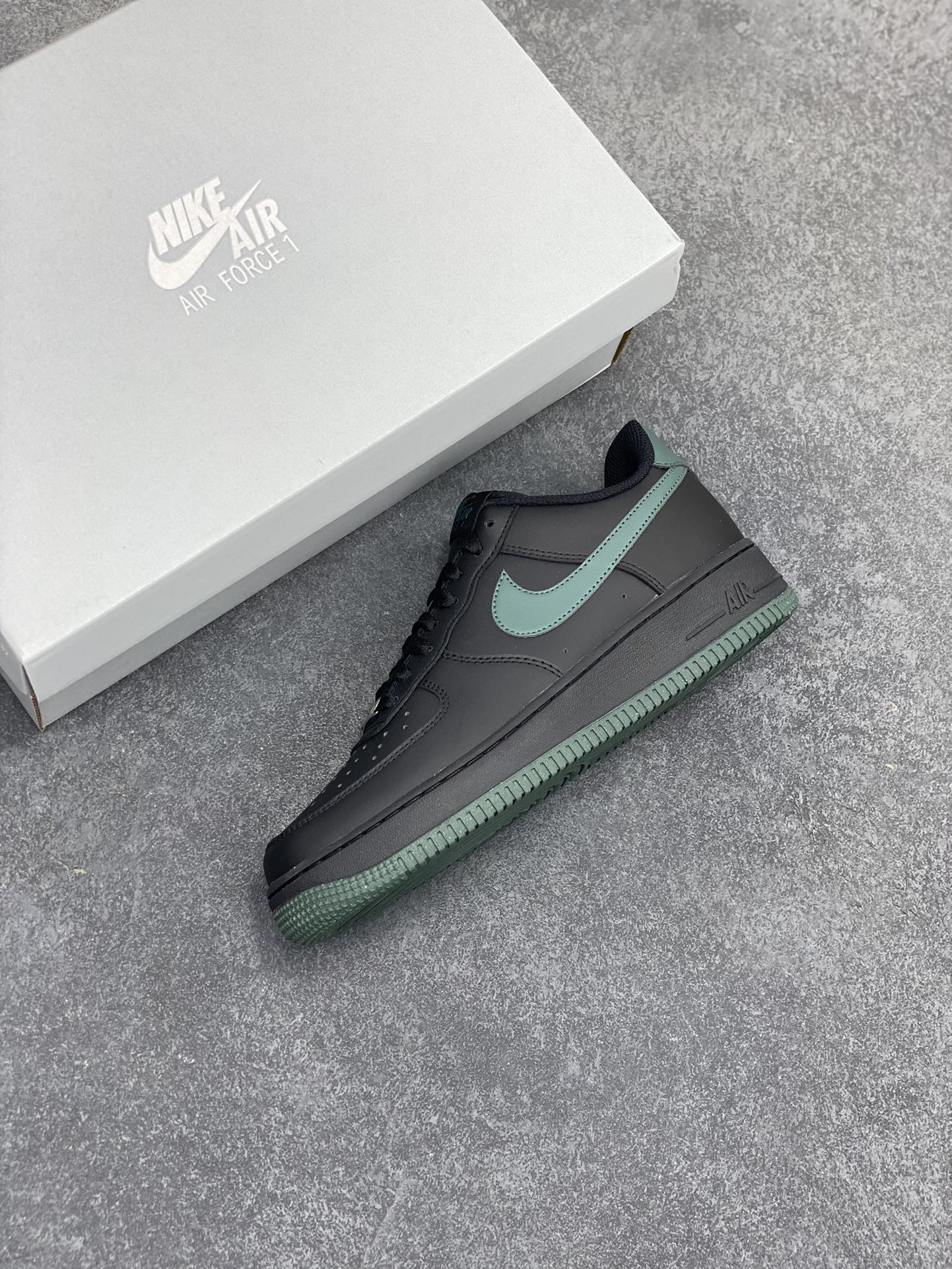 图片[7]-NK Air Force 1 空军一号 黑绿 原楦头原纸板 打造纯正空军版型#专注外贸渠道 全掌内置蜂窝气垫 #原盒配件 原厂中底钢印、拉帮完美 货号：FJ4146-001 尺码：36 36.5 37.5 38 38.5 39 40 40.5 41 42 42.5 43 44 44.5 45-选品中心