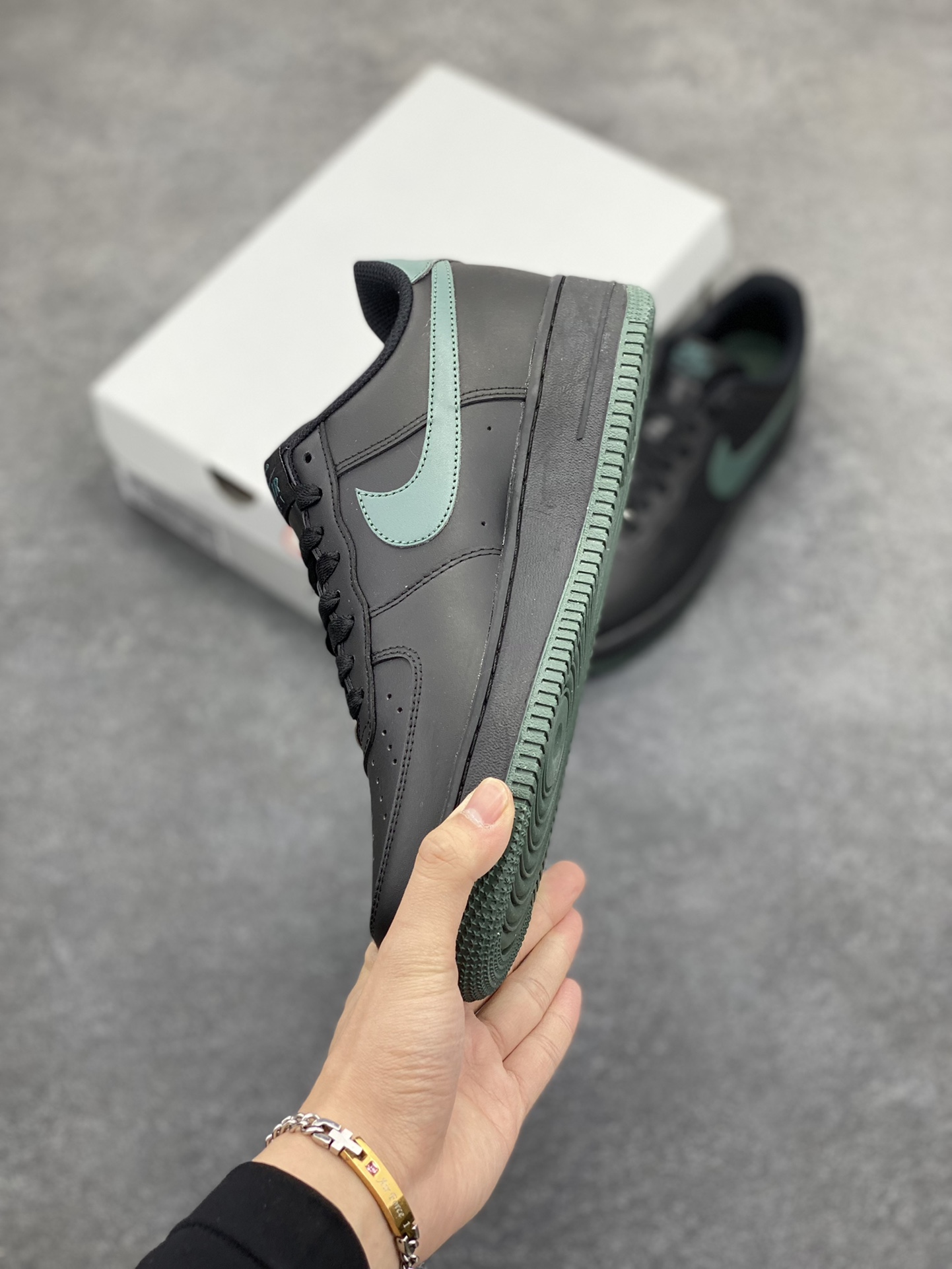 图片[3]-NK Air Force 1 空军一号 黑绿 原楦头原纸板 打造纯正空军版型#专注外贸渠道 全掌内置蜂窝气垫 #原盒配件 原厂中底钢印、拉帮完美 货号：FJ4146-001 尺码：36 36.5 37.5 38 38.5 39 40 40.5 41 42 42.5 43 44 44.5 45-选品中心